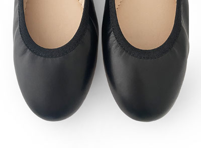 Ballerines à élastique en cuir noir