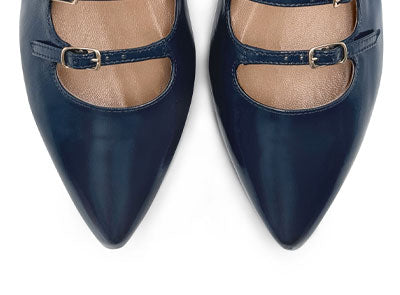 Glänzende blaue spitze Ballerinas mit Riemen