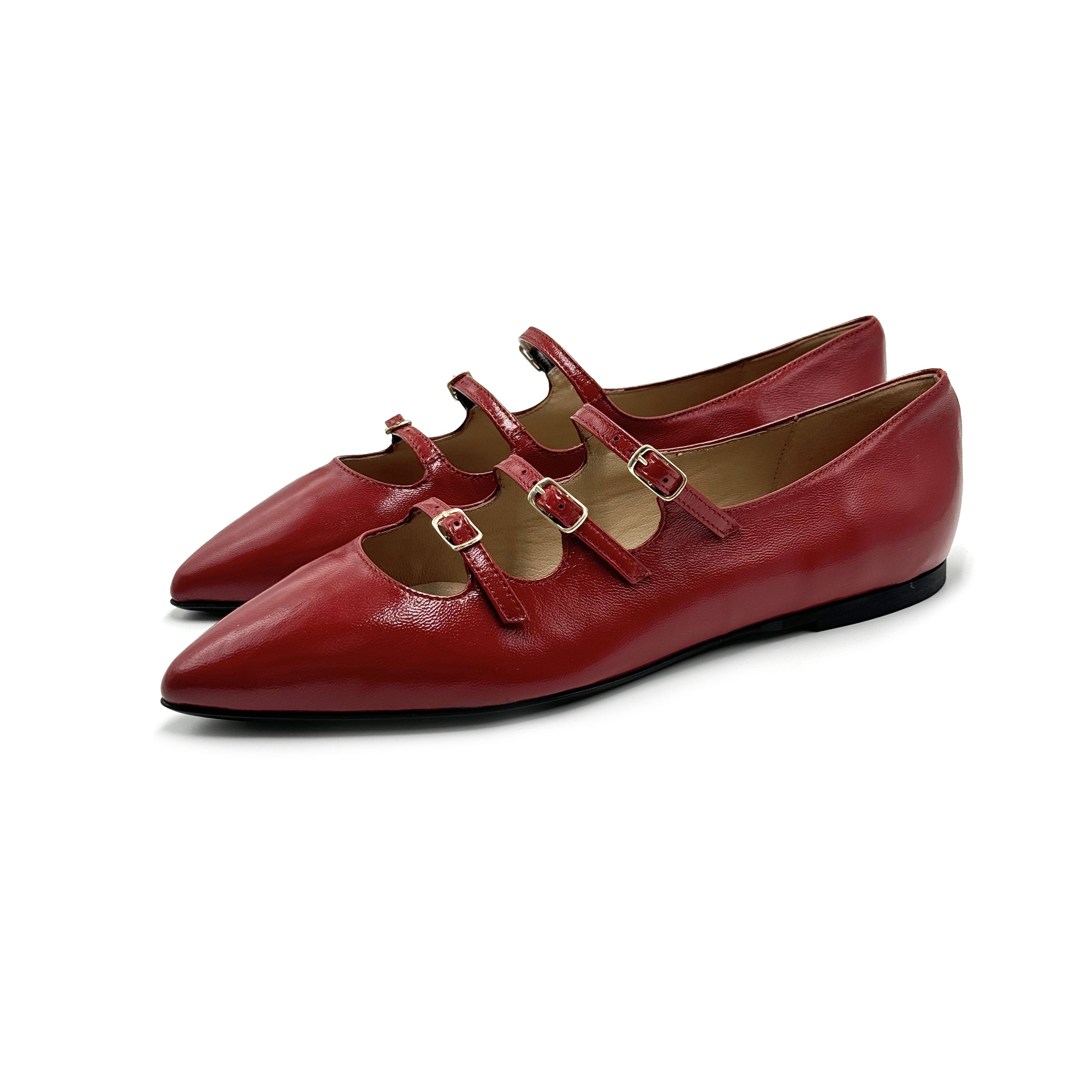 Glänzende rote spitze Ballerinas mit Riemen