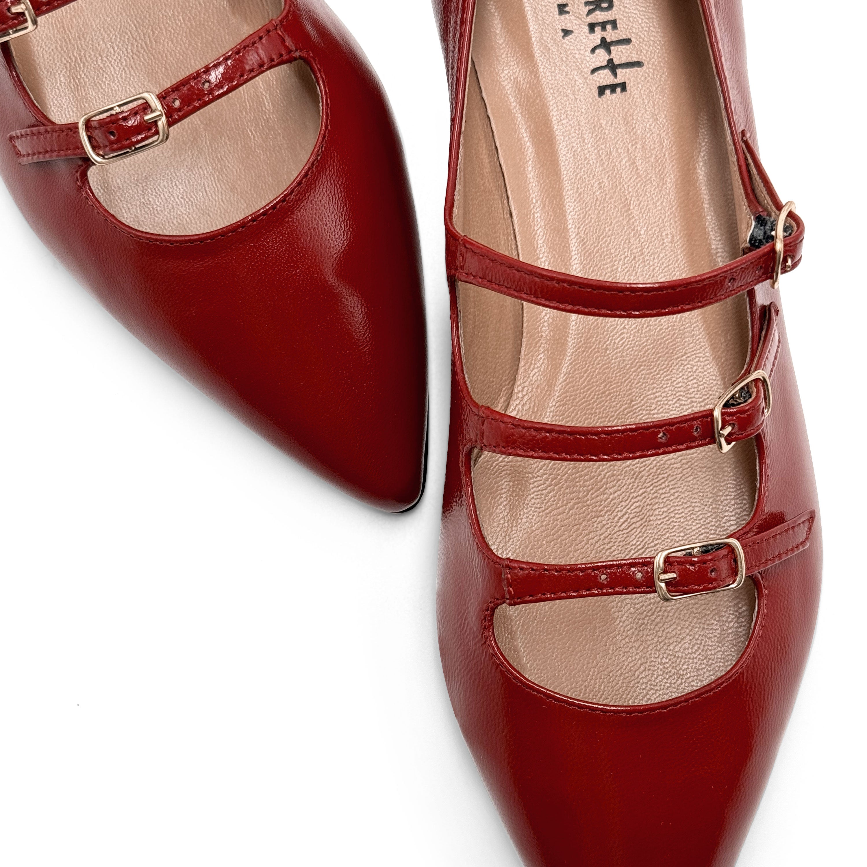 Glänzende rote spitze Ballerinas mit Riemen