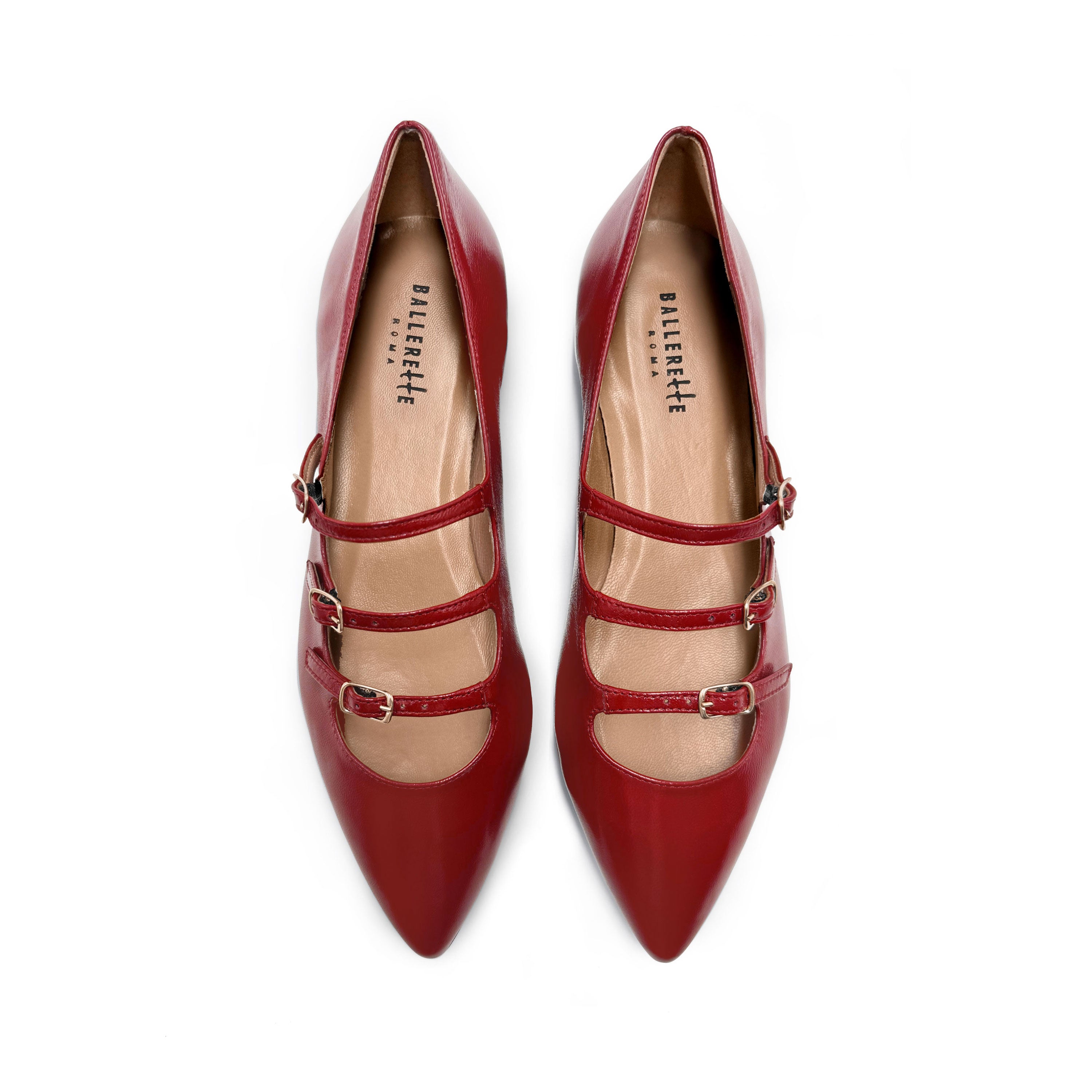 Glänzende rote spitze Ballerinas mit Riemen