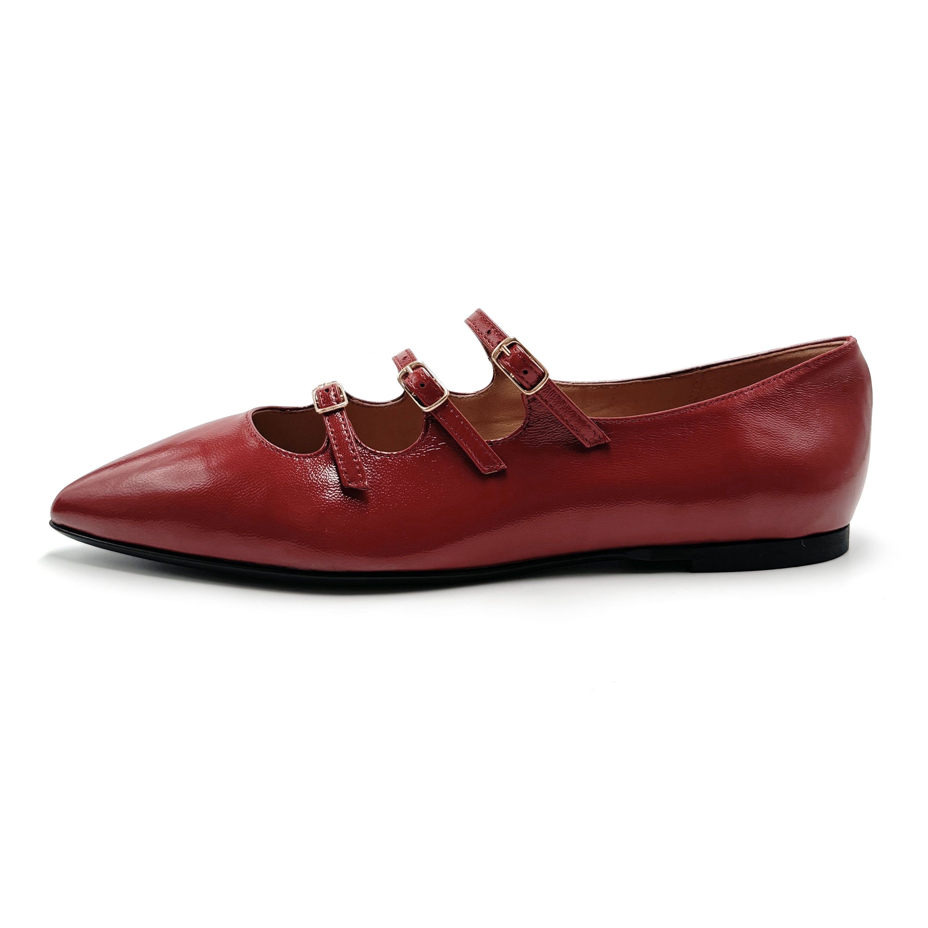 Glänzende rote spitze Ballerinas mit Riemen