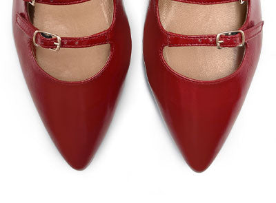 Glänzende rote spitze Ballerinas mit Riemen