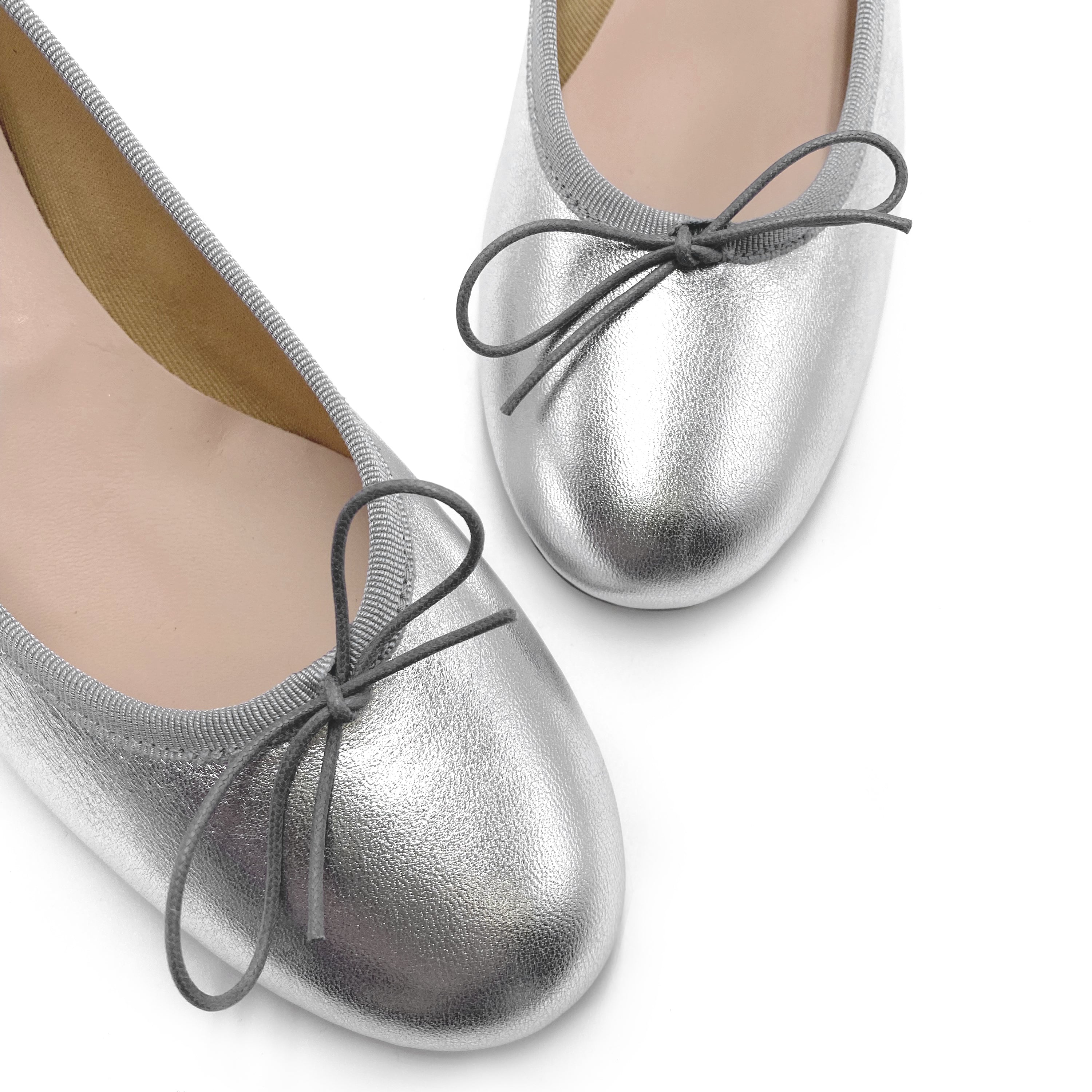 Ballerinas in silver laminated leather with high heel