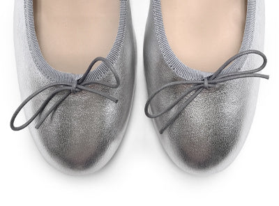 Ballerinas in silver laminated leather with high heel
