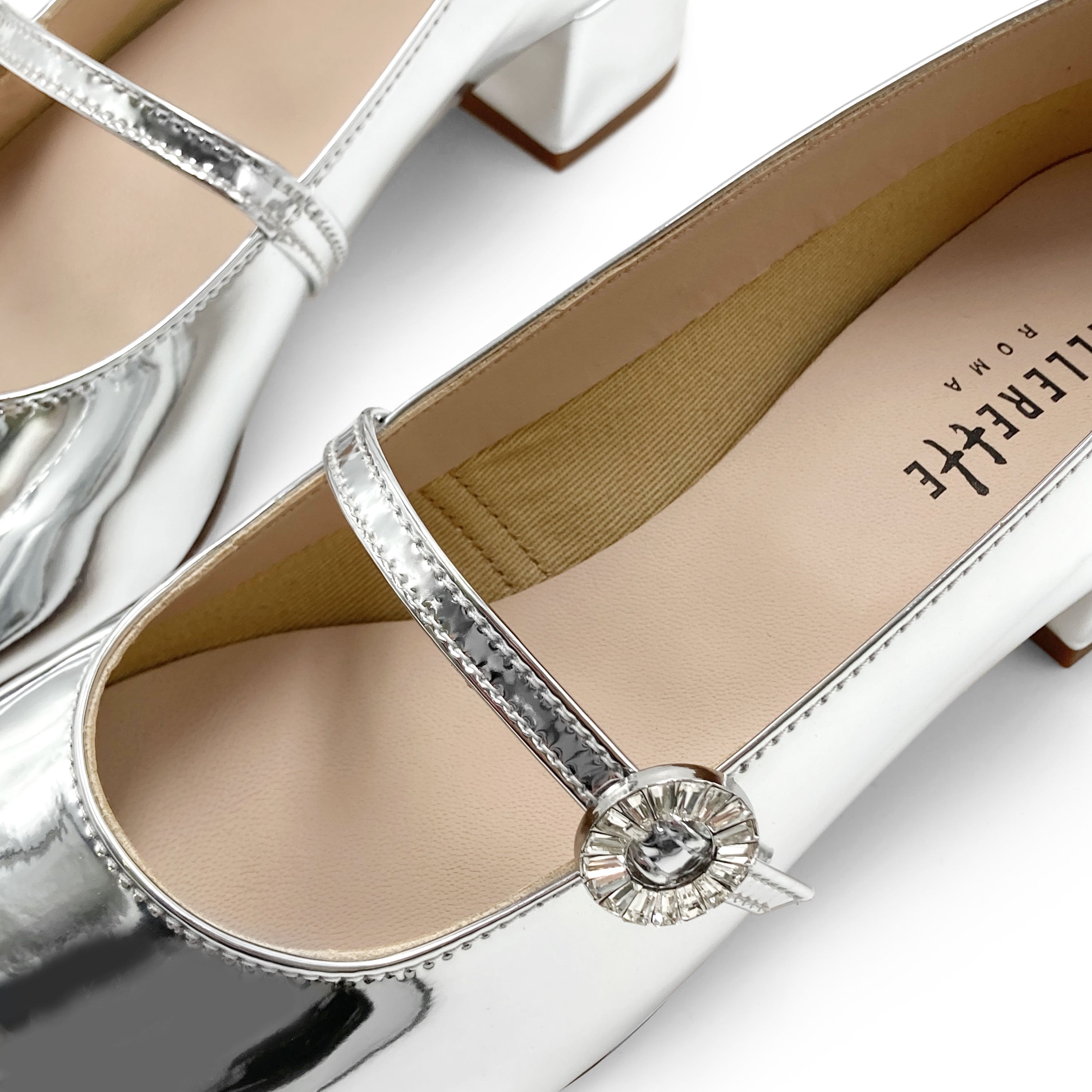 Bailarinas Mary Jane plateadas en charol espejo con correa joya y tacón alto