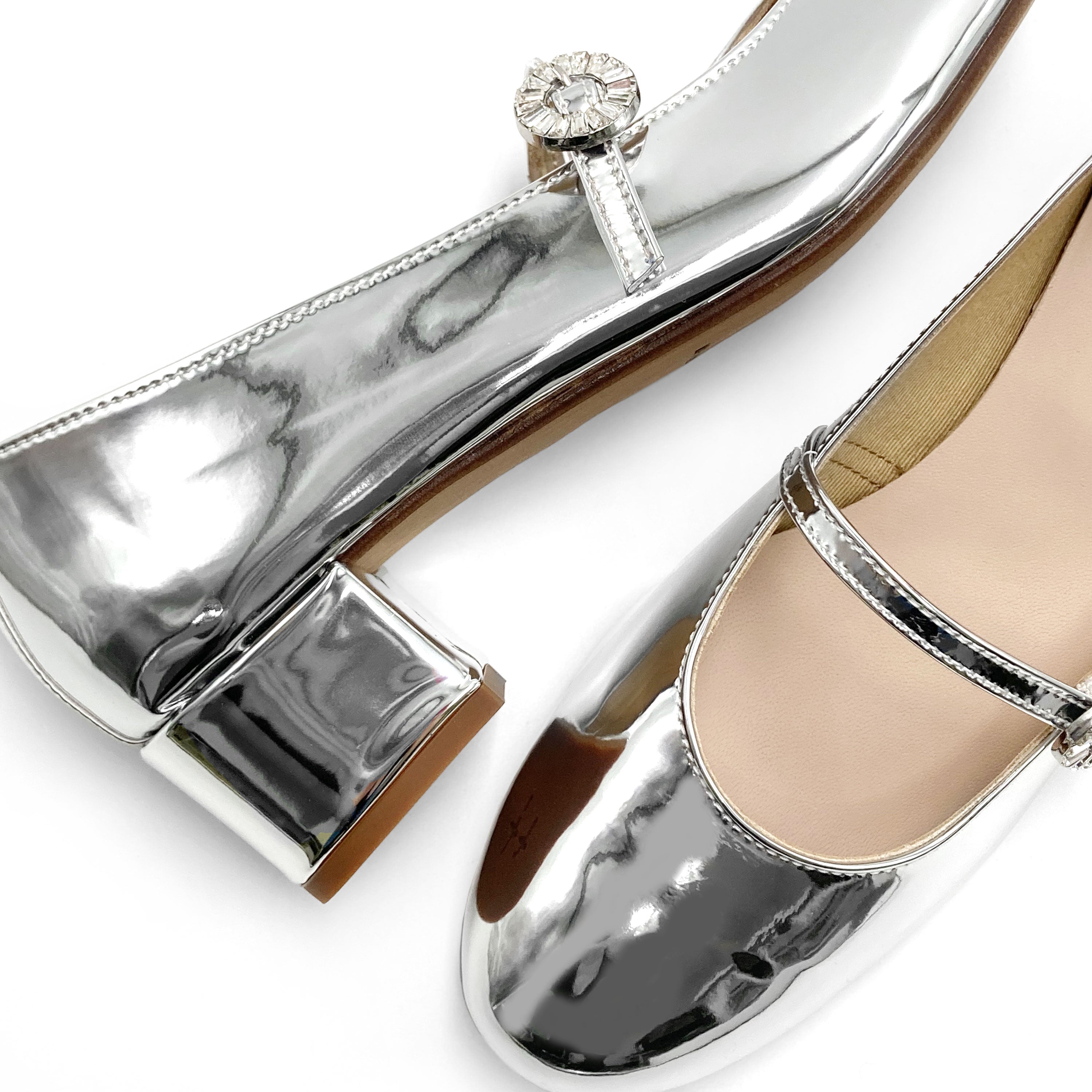 Bailarinas Mary Jane plateadas en charol espejo con correa joya y tacón alto