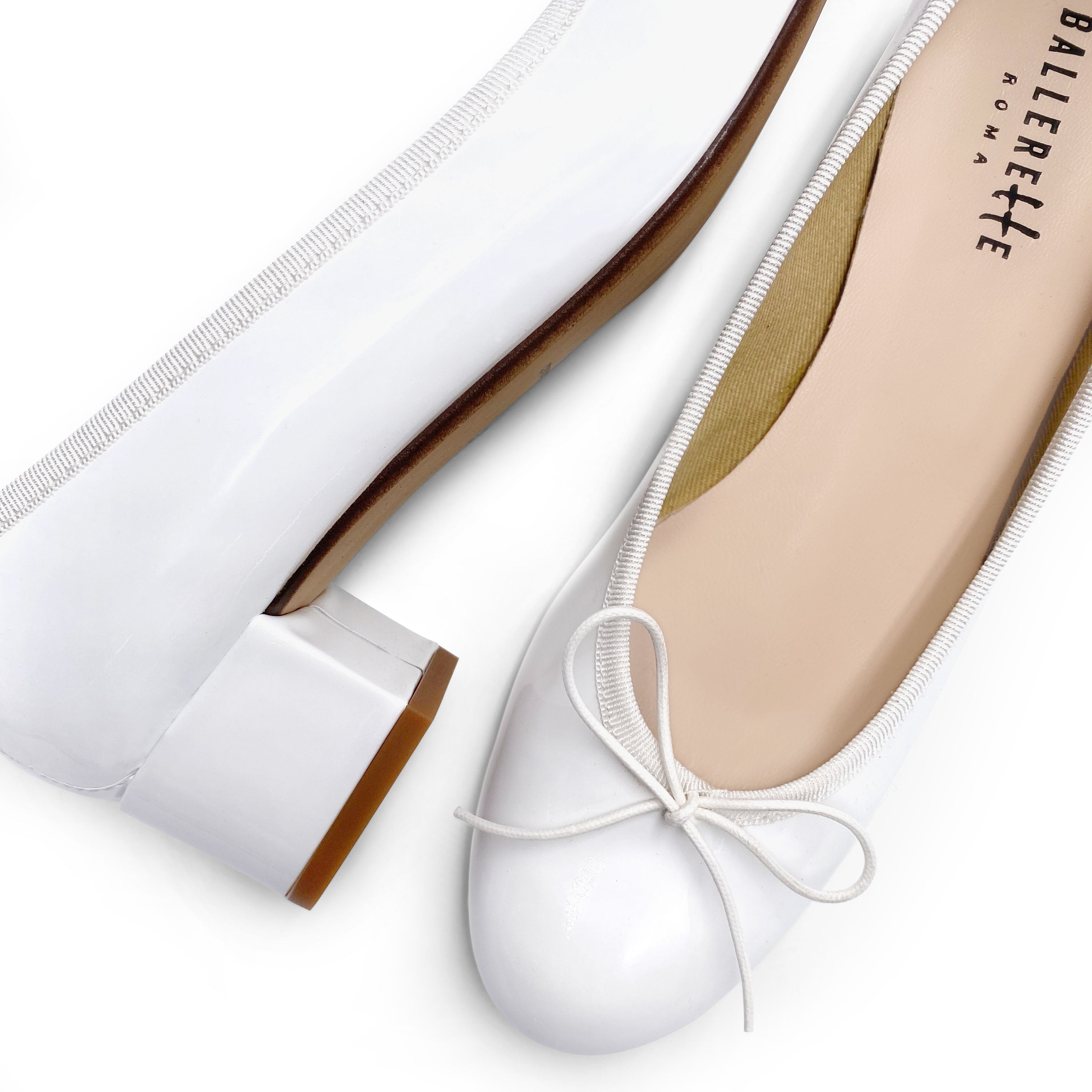 Ballerines blanches en vernis à talon haut