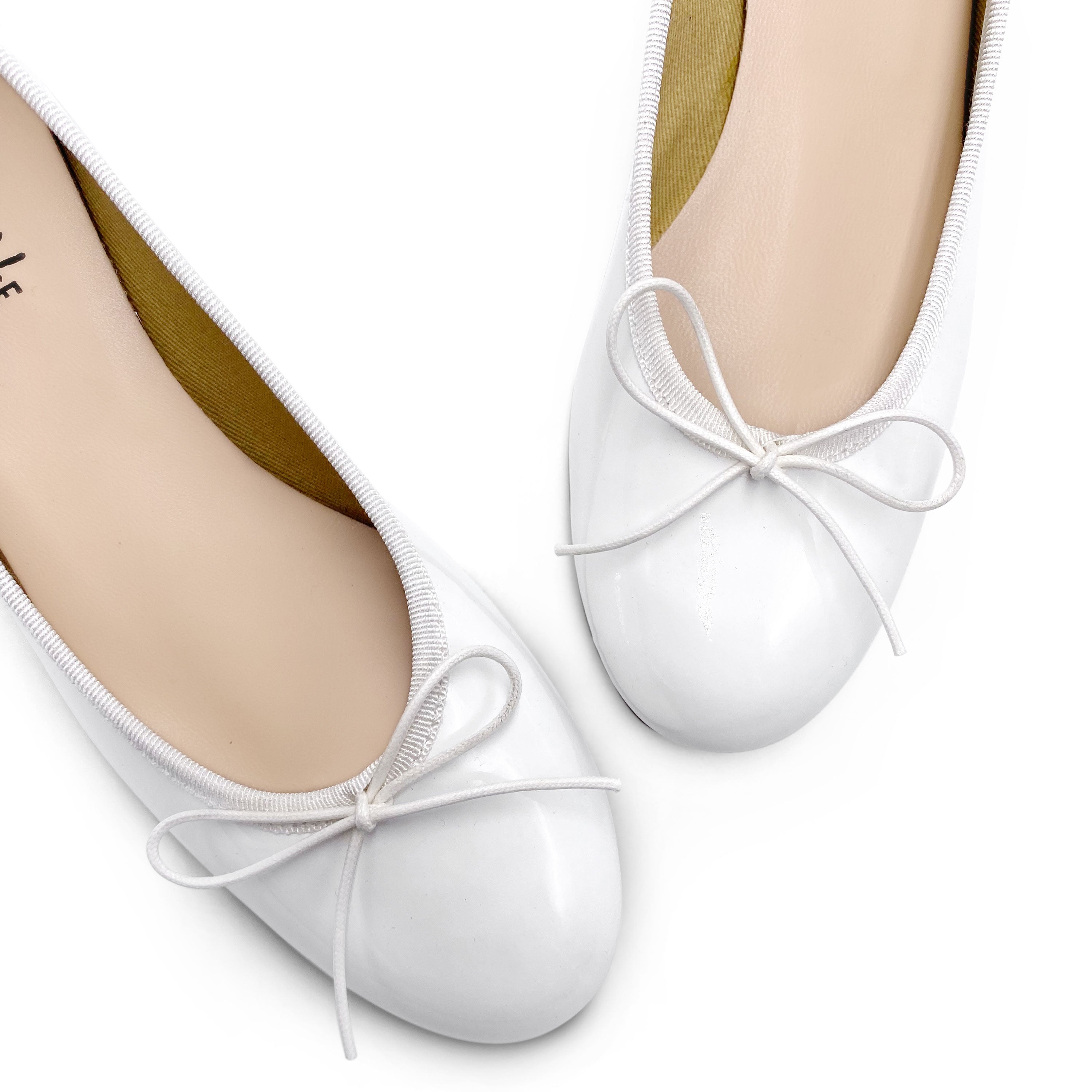 Ballerines blanches en vernis à talon haut