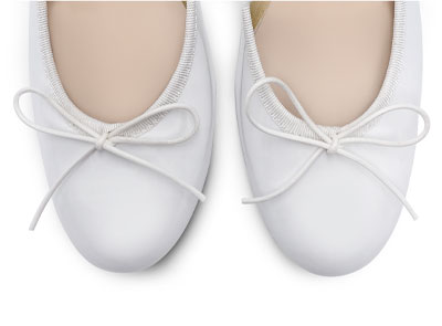 Ballerines blanches en vernis à talon haut