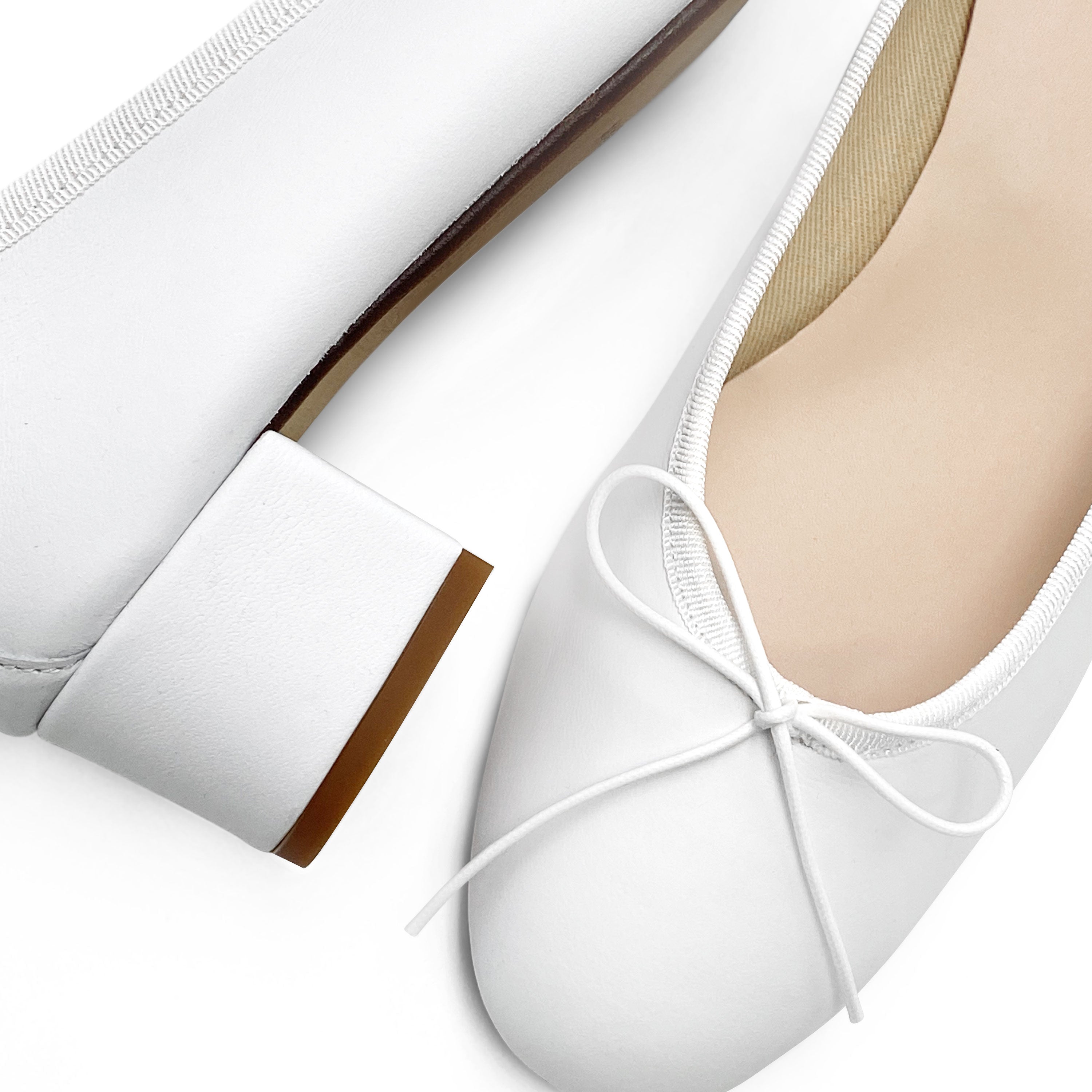 Weiße Lederballerinas mit hohem Absatz