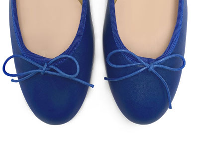 Königsblaue Lederballerinas mit hohem Absatz