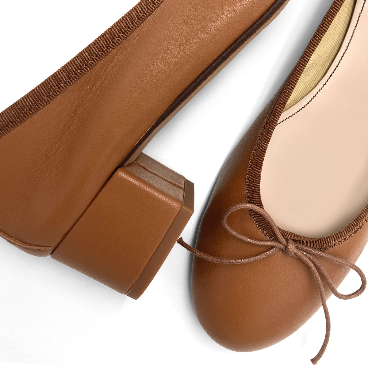 Hellbraune Lederballerinas mit hohem Absatz