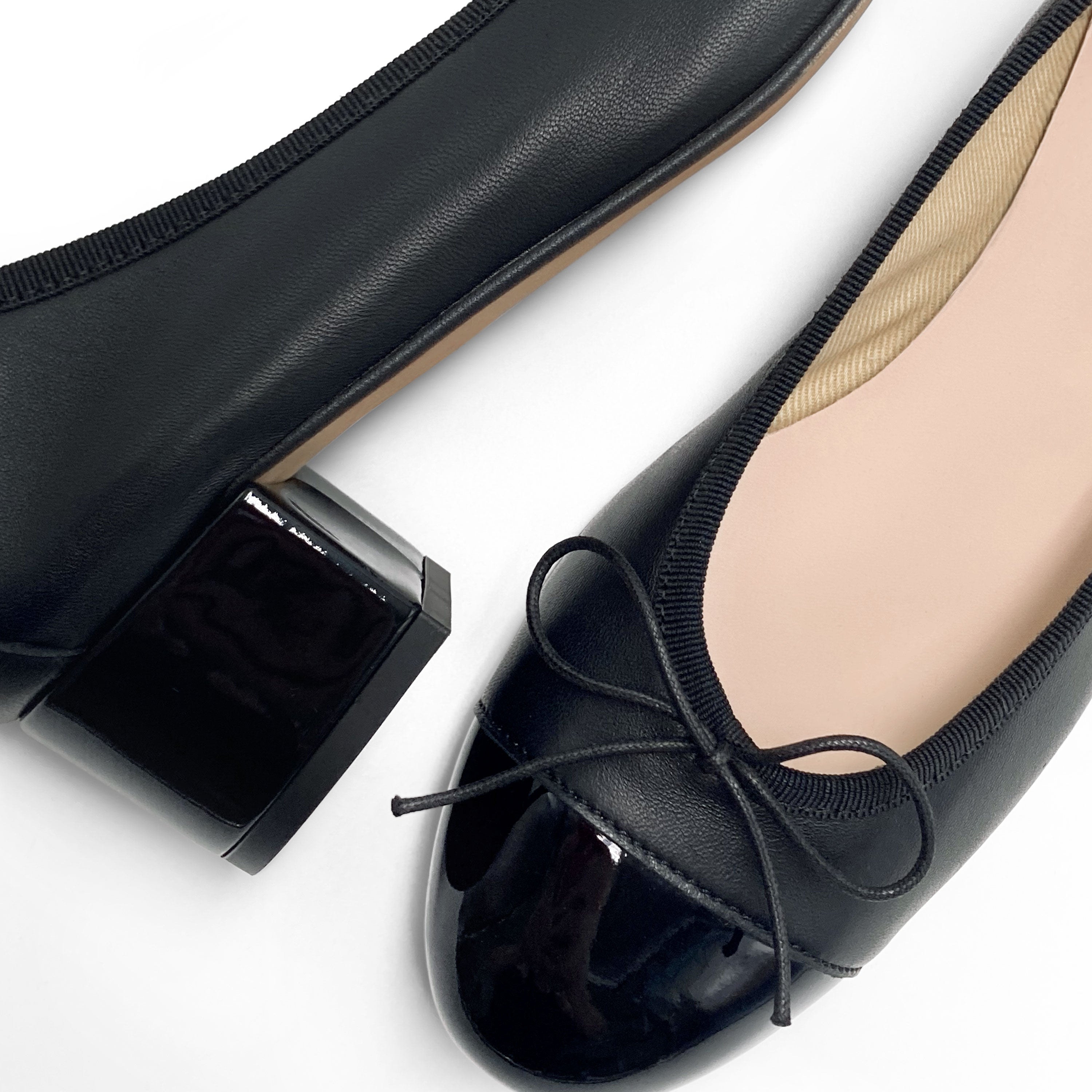 Ballerine nere in pelle con tacco alto e punta in vernice
