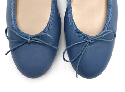 Puderblaue Leder Ballerinas mit hohem Absatz