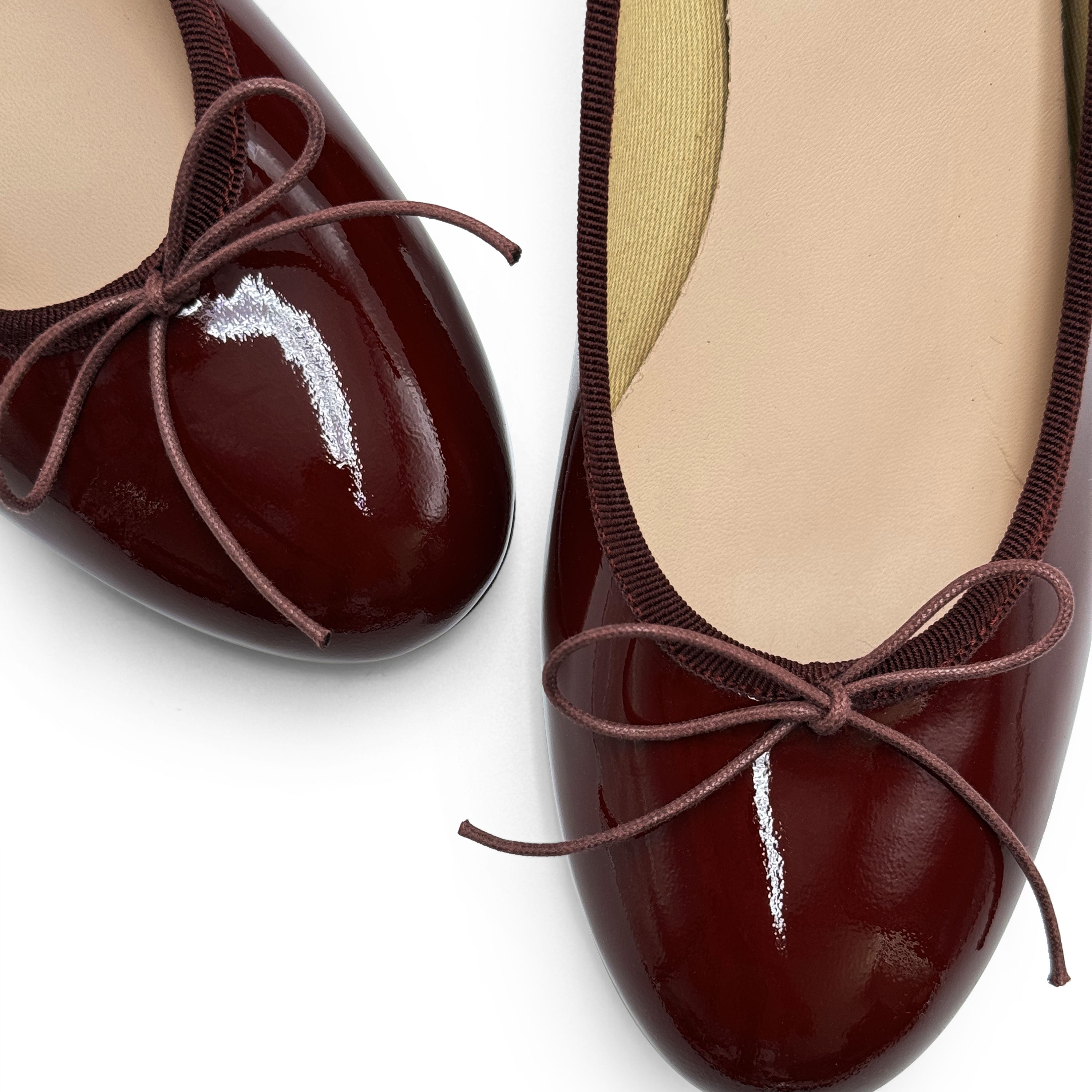 Ballerines à talons en cuir vernis bordeaux