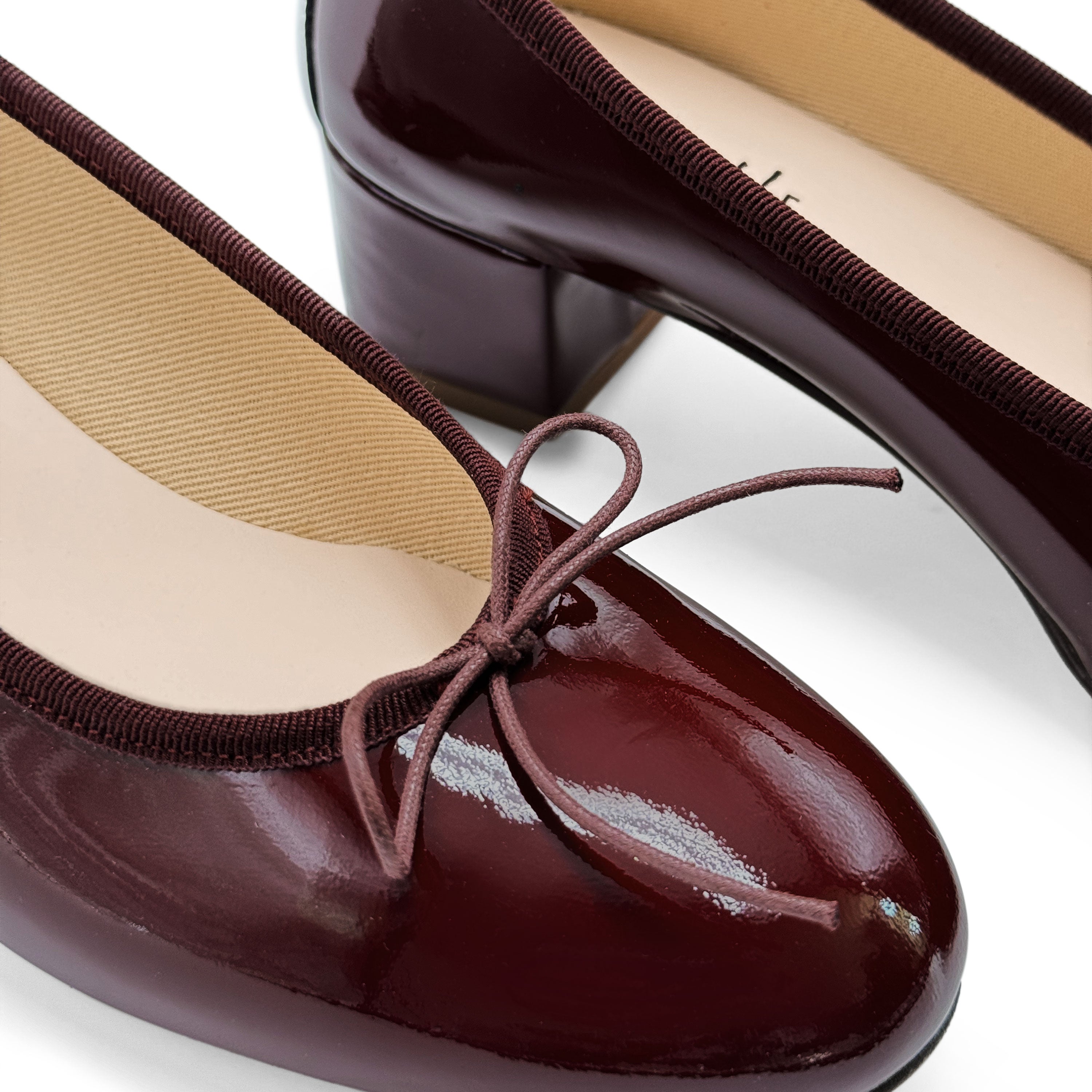 Ballerines à talons en cuir vernis bordeaux