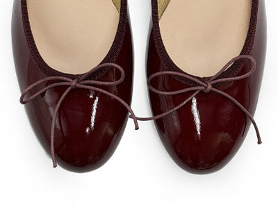 Ballerines à talons en cuir vernis bordeaux