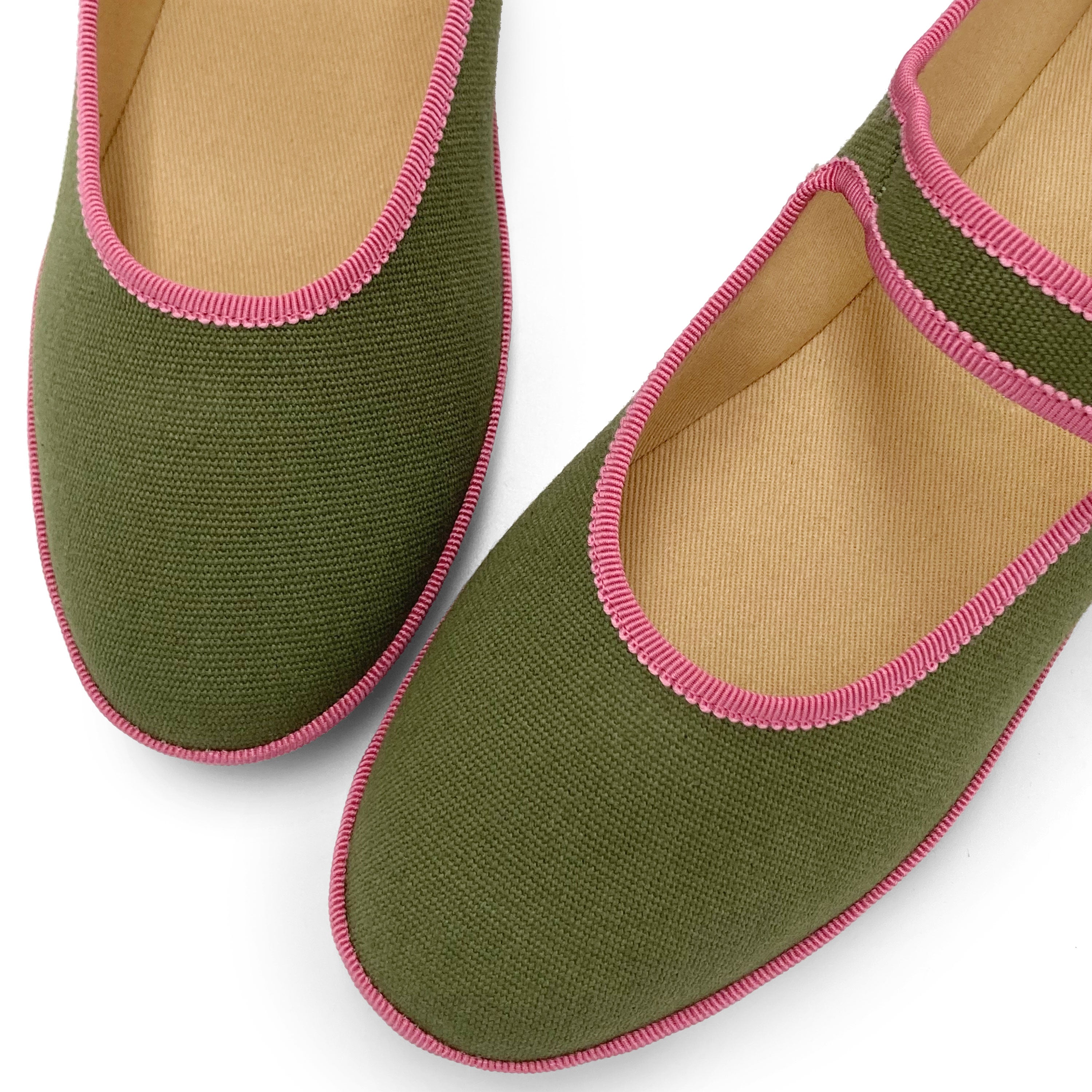 Bailarinas friulanas Mary Jane en algodón verde oliva con detalles rosa