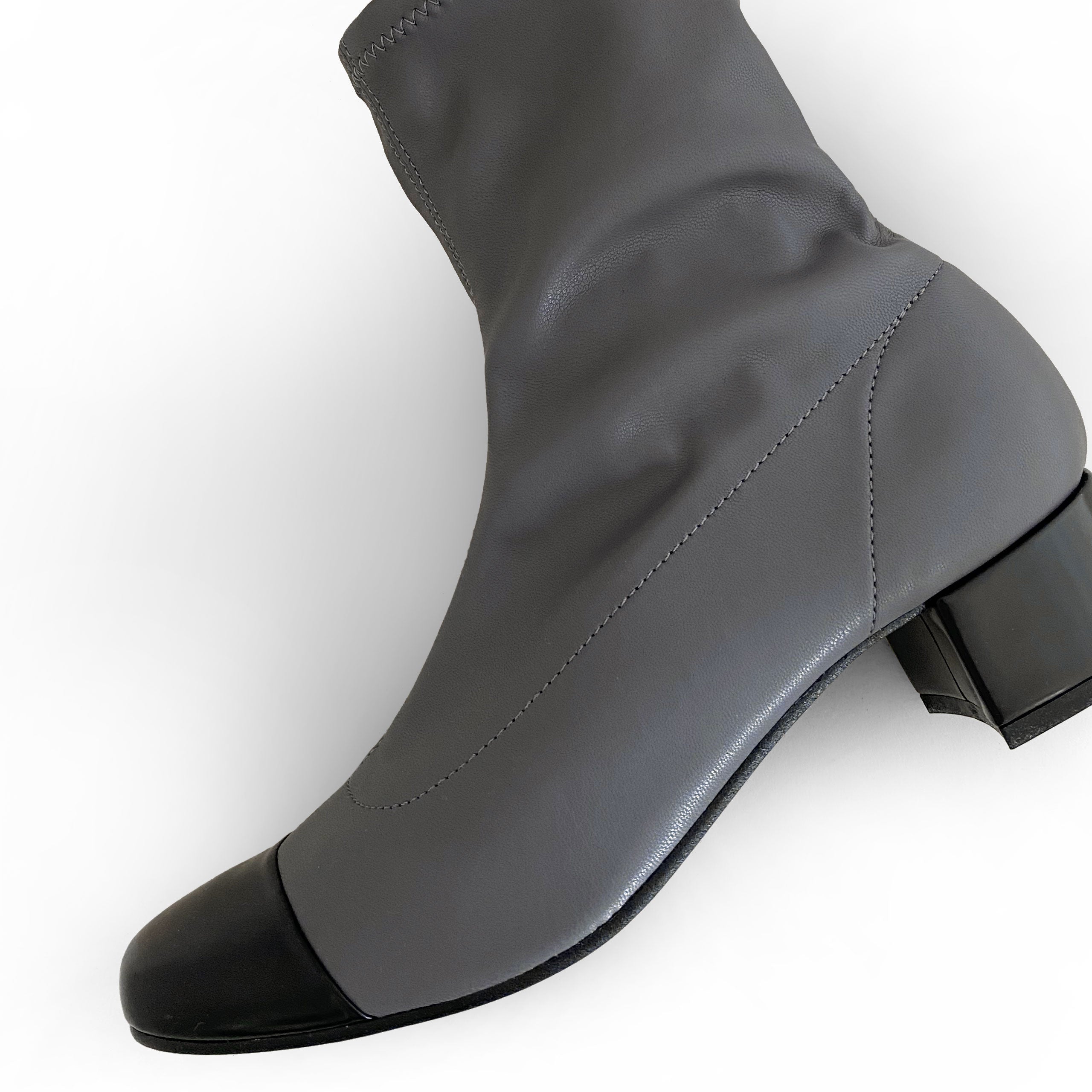 Stivaletti grigi a calza in similpelle elasticizzata e punta in pelle nera