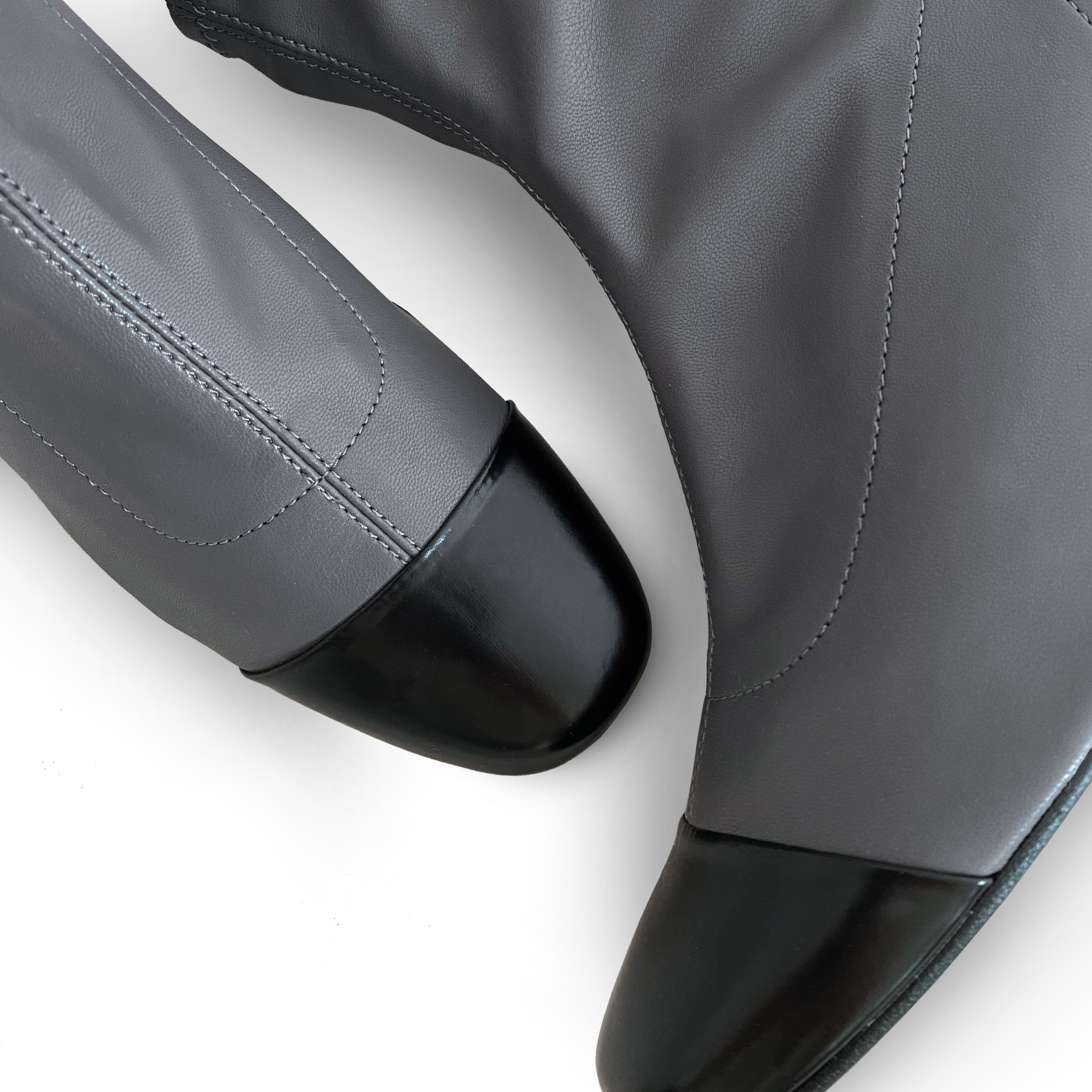 Stivaletti grigi a calza in similpelle elasticizzata e punta in pelle nera