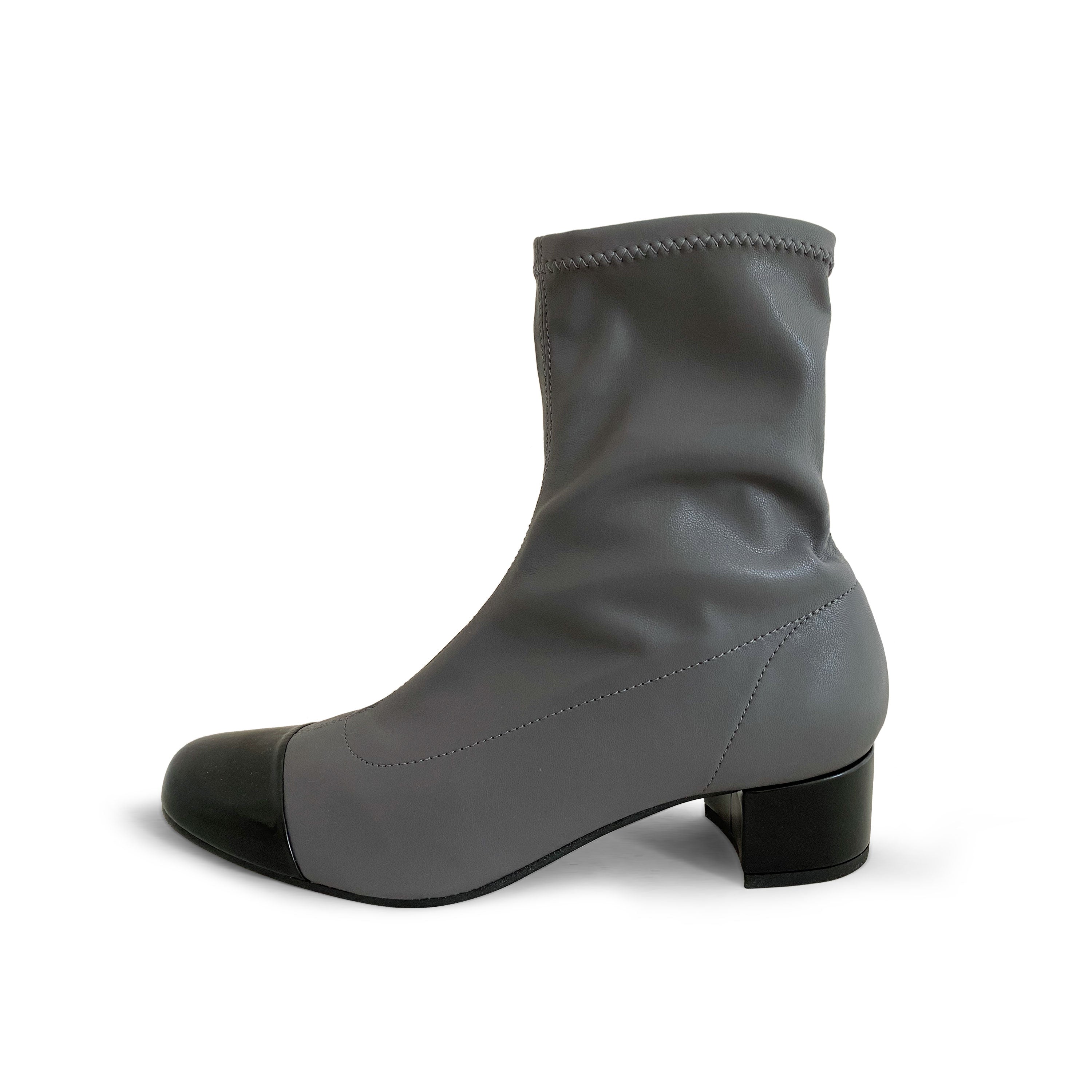 Stivaletti grigi a calza in similpelle elasticizzata e punta in pelle nera