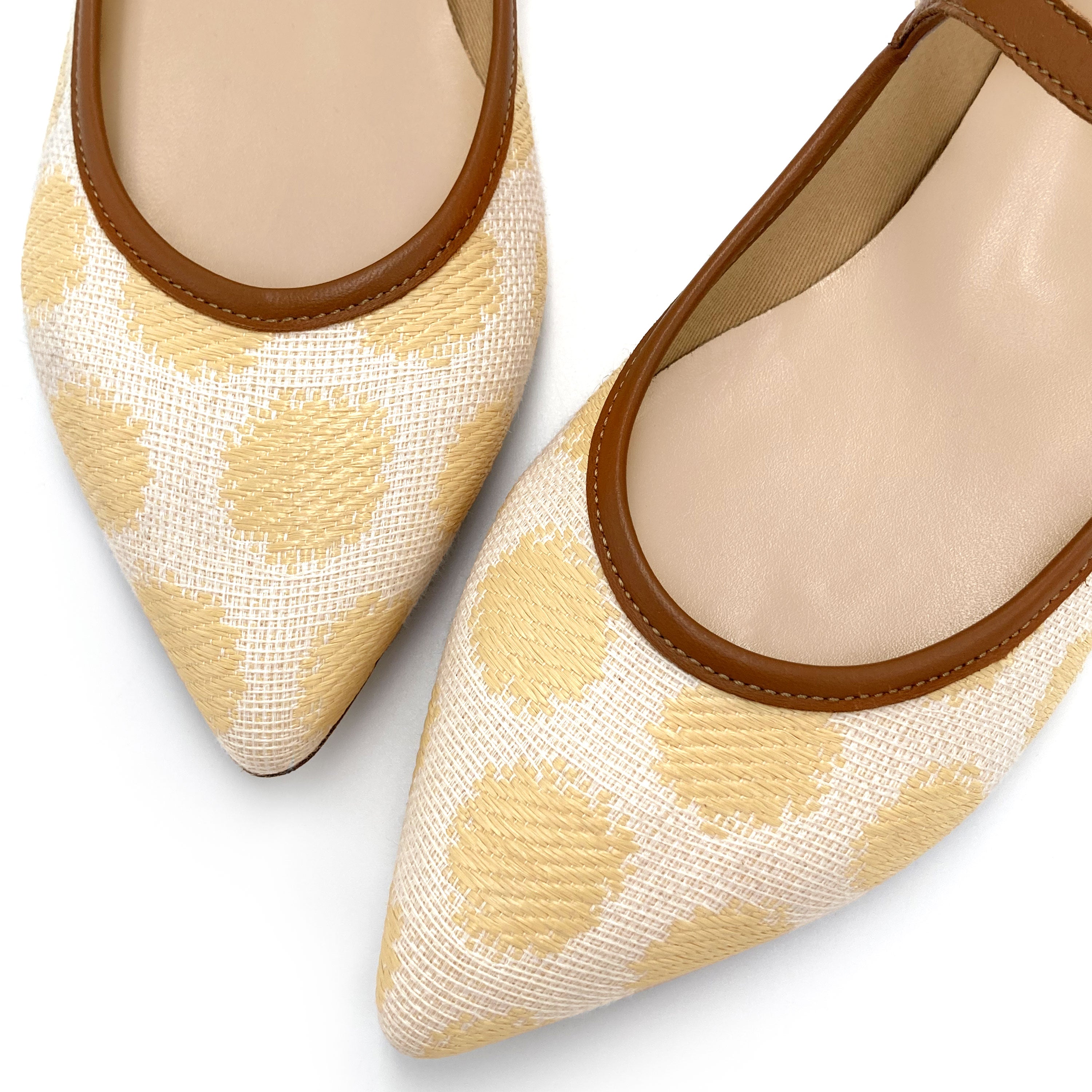 Sommerliche Mary Jane Ballerinas aus beiger Raffia mit Punkten und Lederriemen