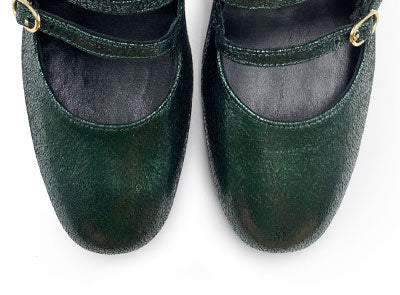 Mary Jane verdi in camoscio laminato con cinturini e tacco alto