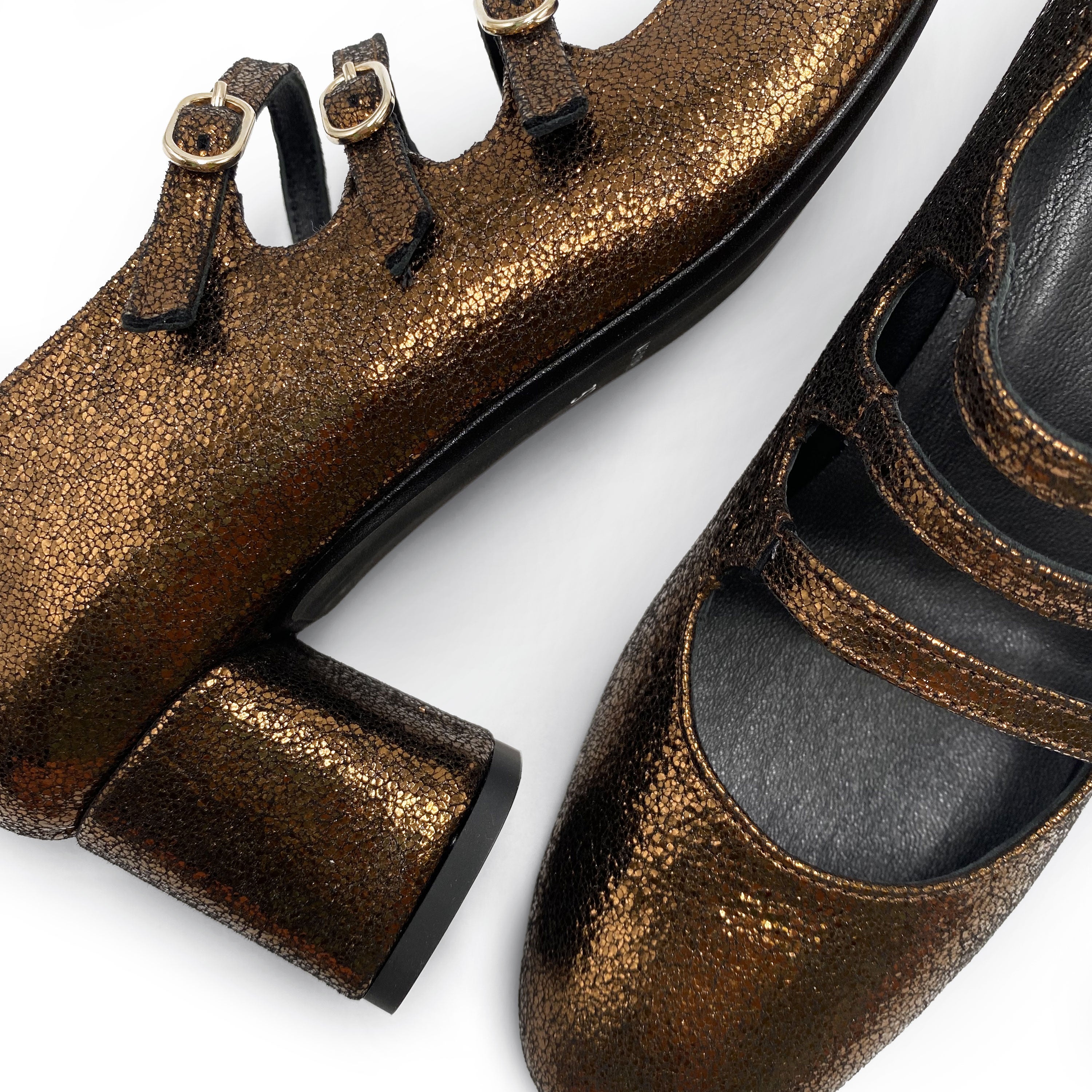 Mary Jane rame in camoscio laminato con cinturini e tacco alto