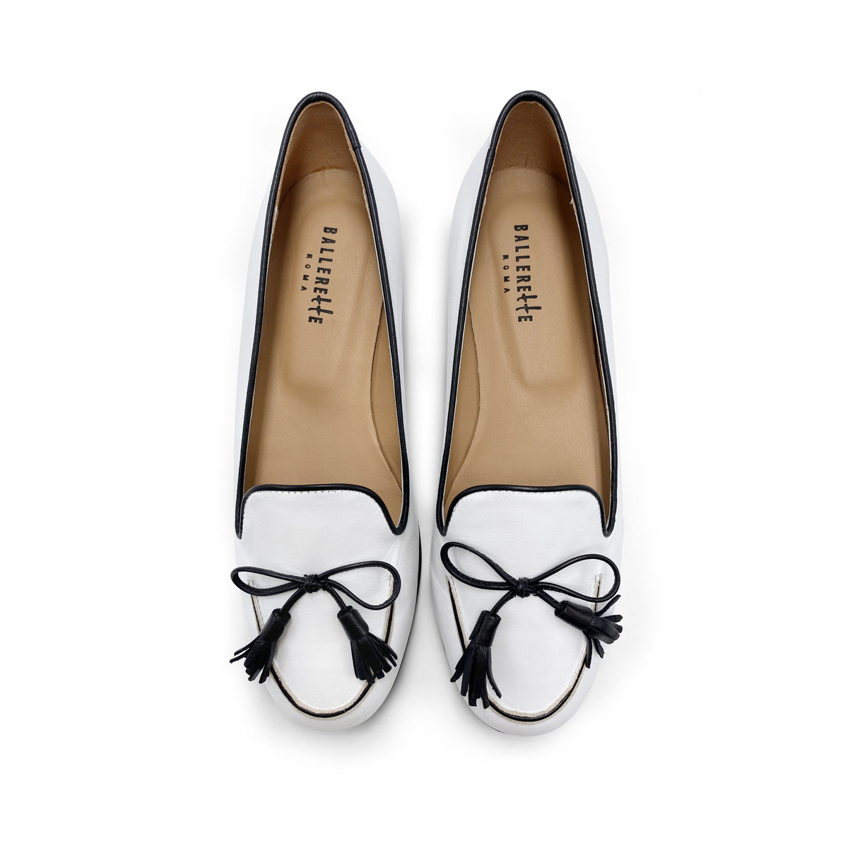 Mocassini bianchi da donna in pelle con fiocco nero
