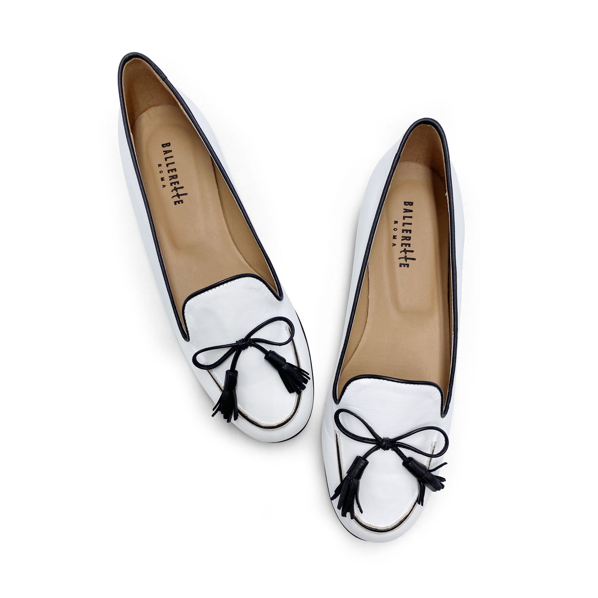 Mocassini bianchi da donna in pelle con fiocco nero