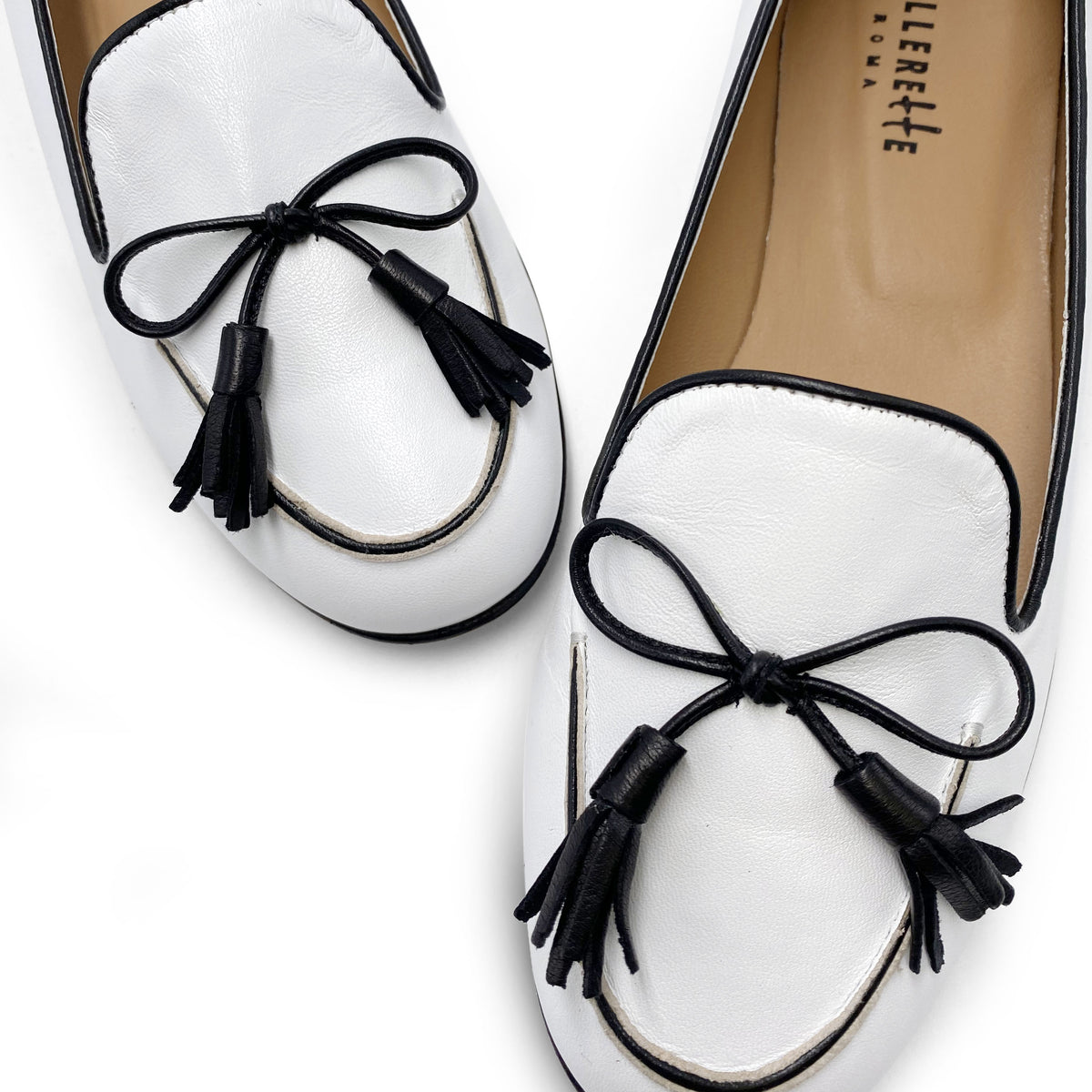 Mocassini bianchi da donna in pelle con fiocco nero