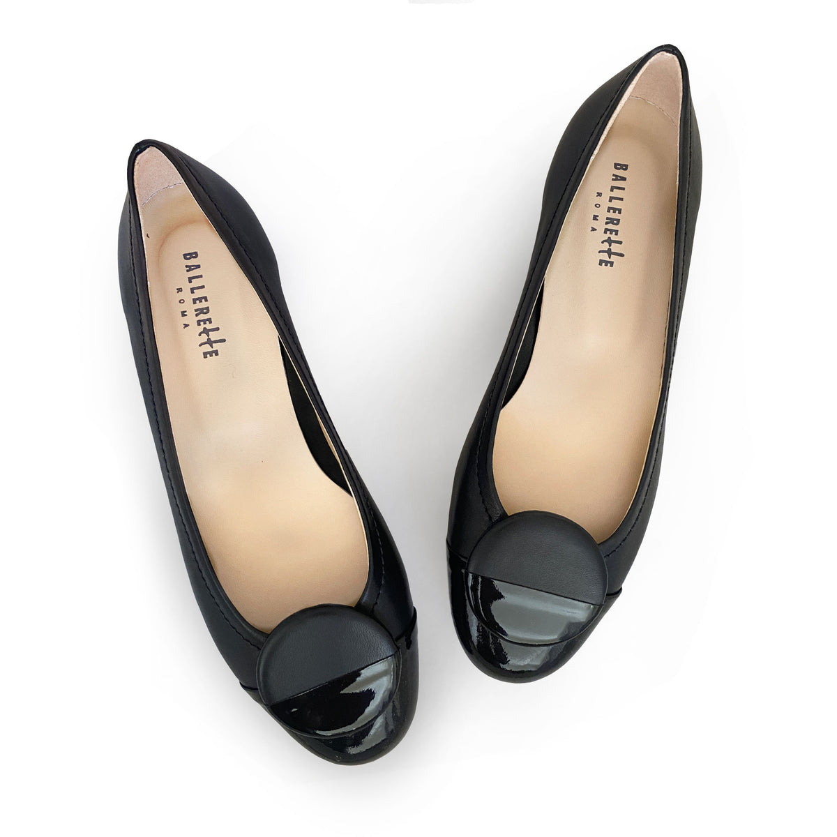 Ballerine nere in pelle e punta in vernice nera con bottone
