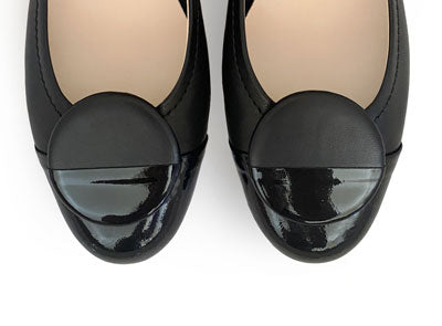Ballerine nere in pelle e punta in vernice nera con bottone