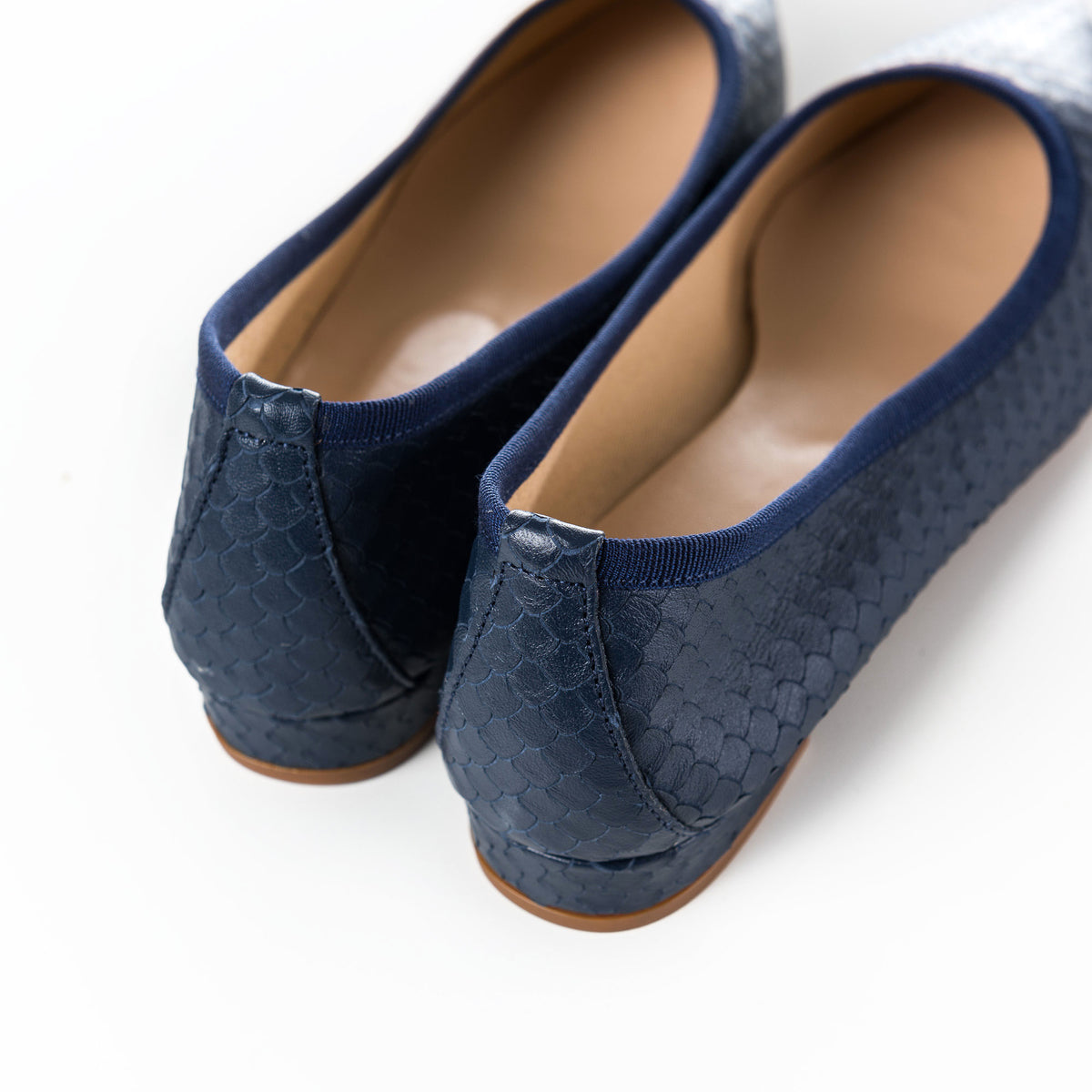 Ballerine a punta in pelle intagliata blu