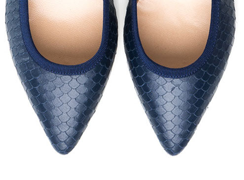 Ballerine a punta in pelle intagliata blu