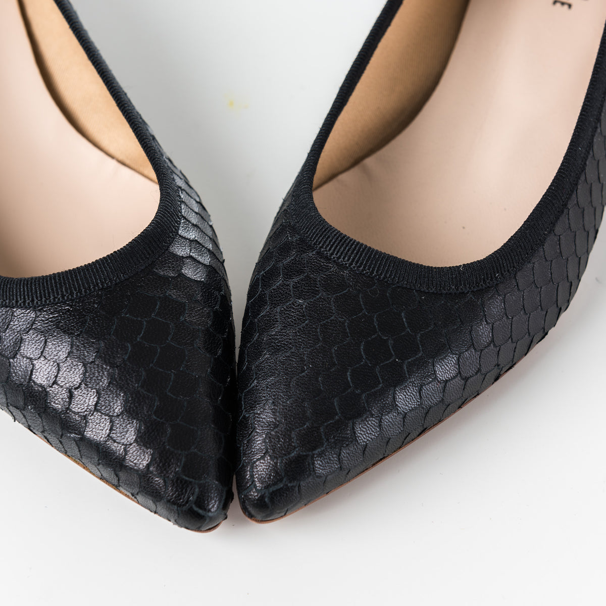 Ballerine a punta in pelle nera intagliata