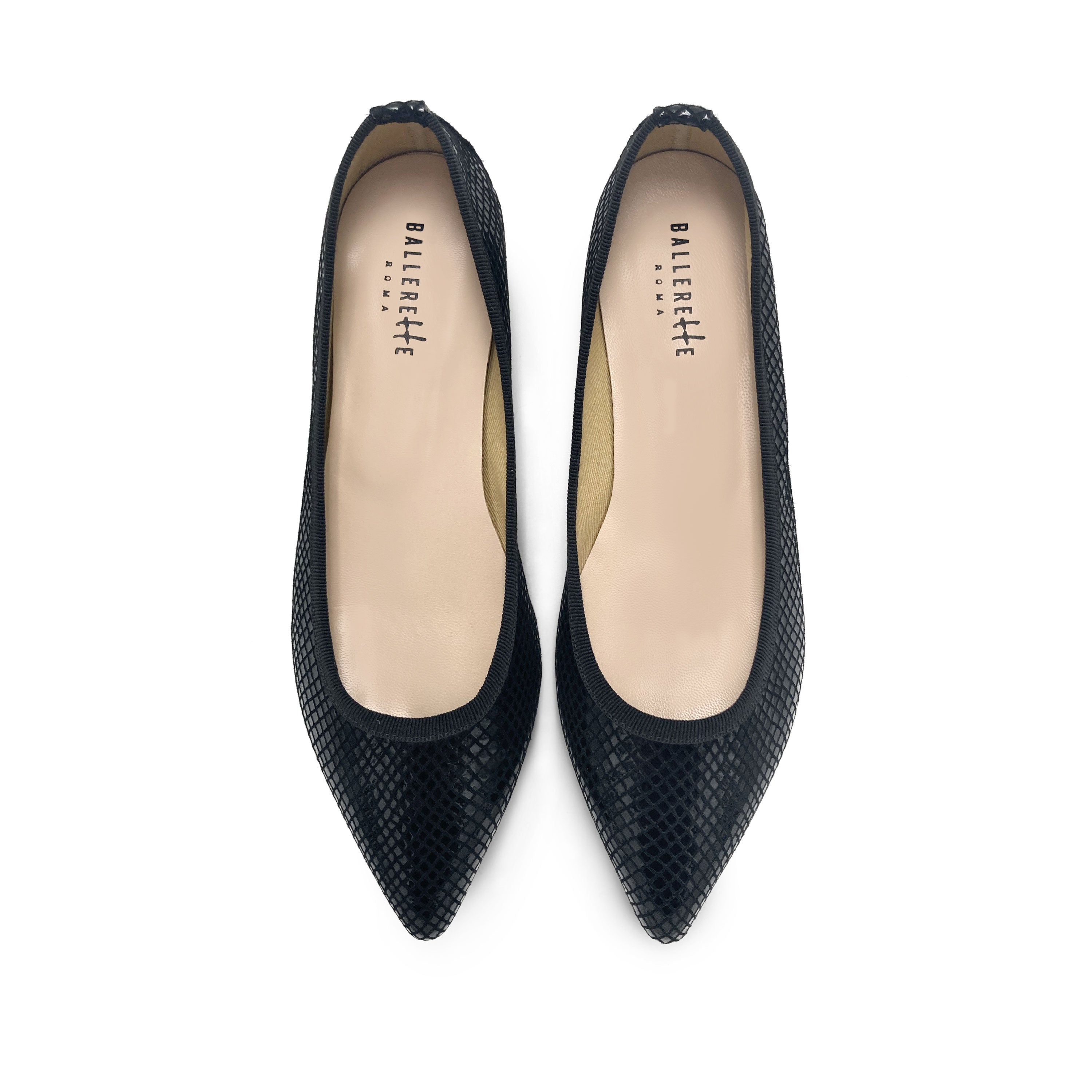 Ballerine animalier a punta nere in camoscio laminato