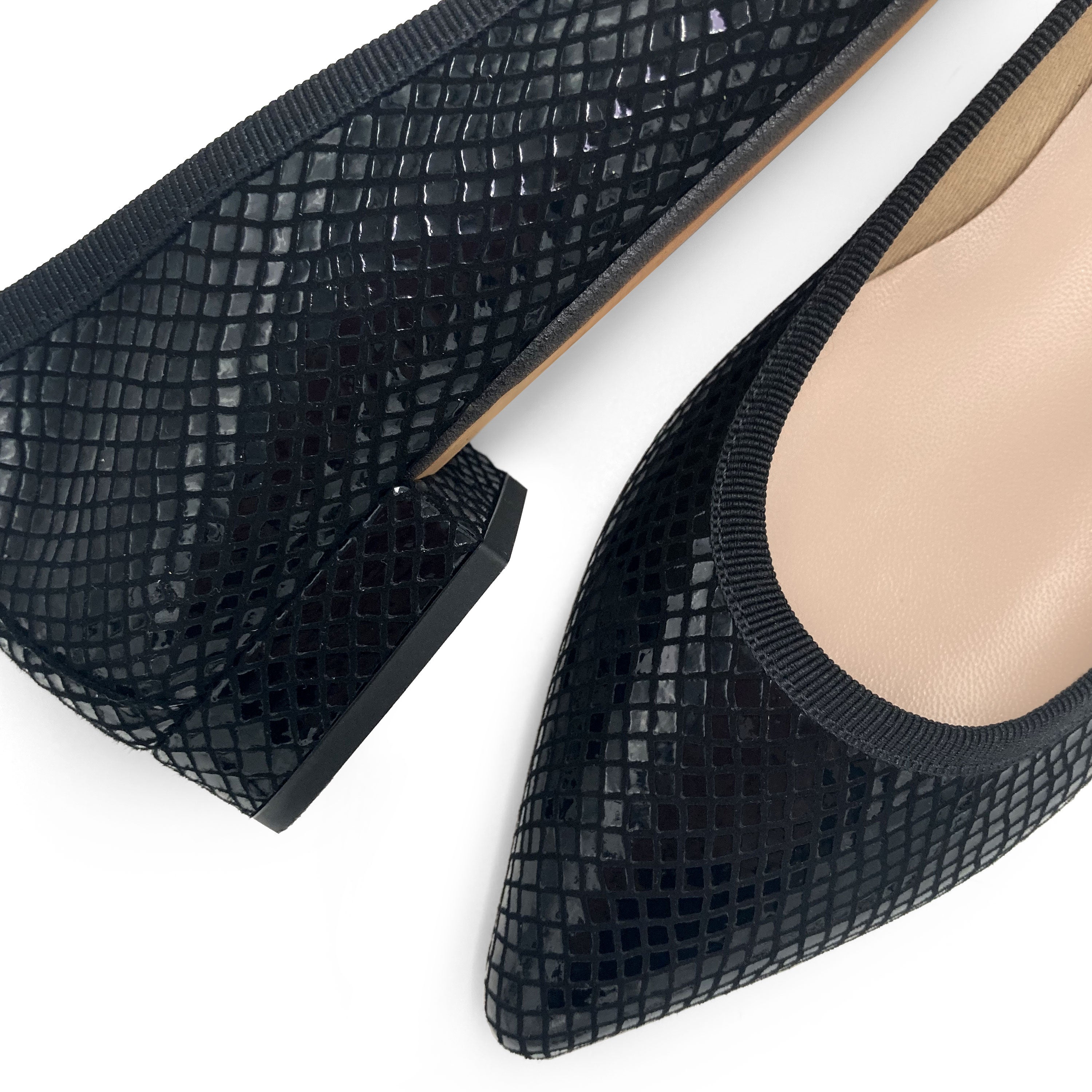 Ballerine animalier a punta nere in camoscio laminato