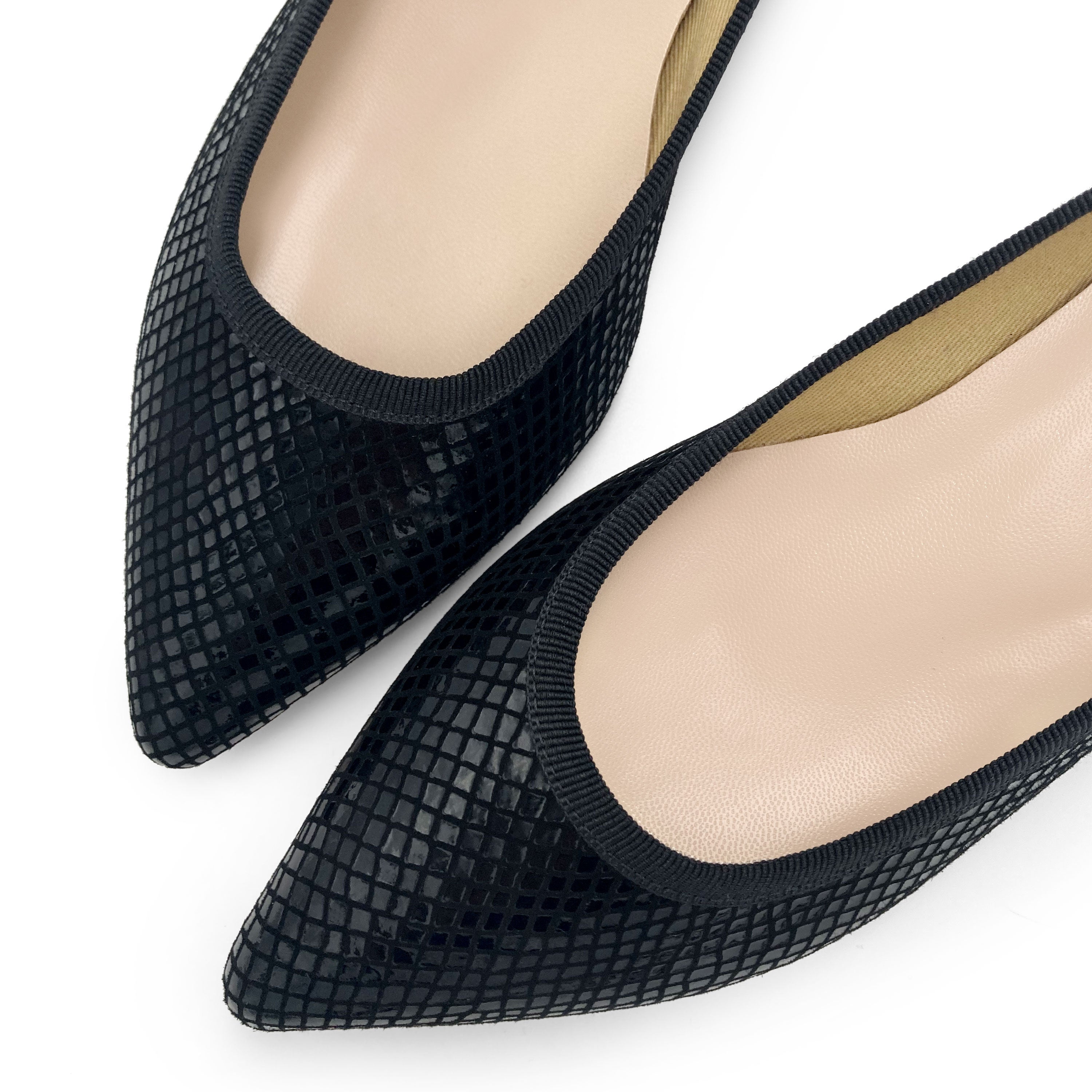 Ballerine animalier a punta nere in camoscio laminato