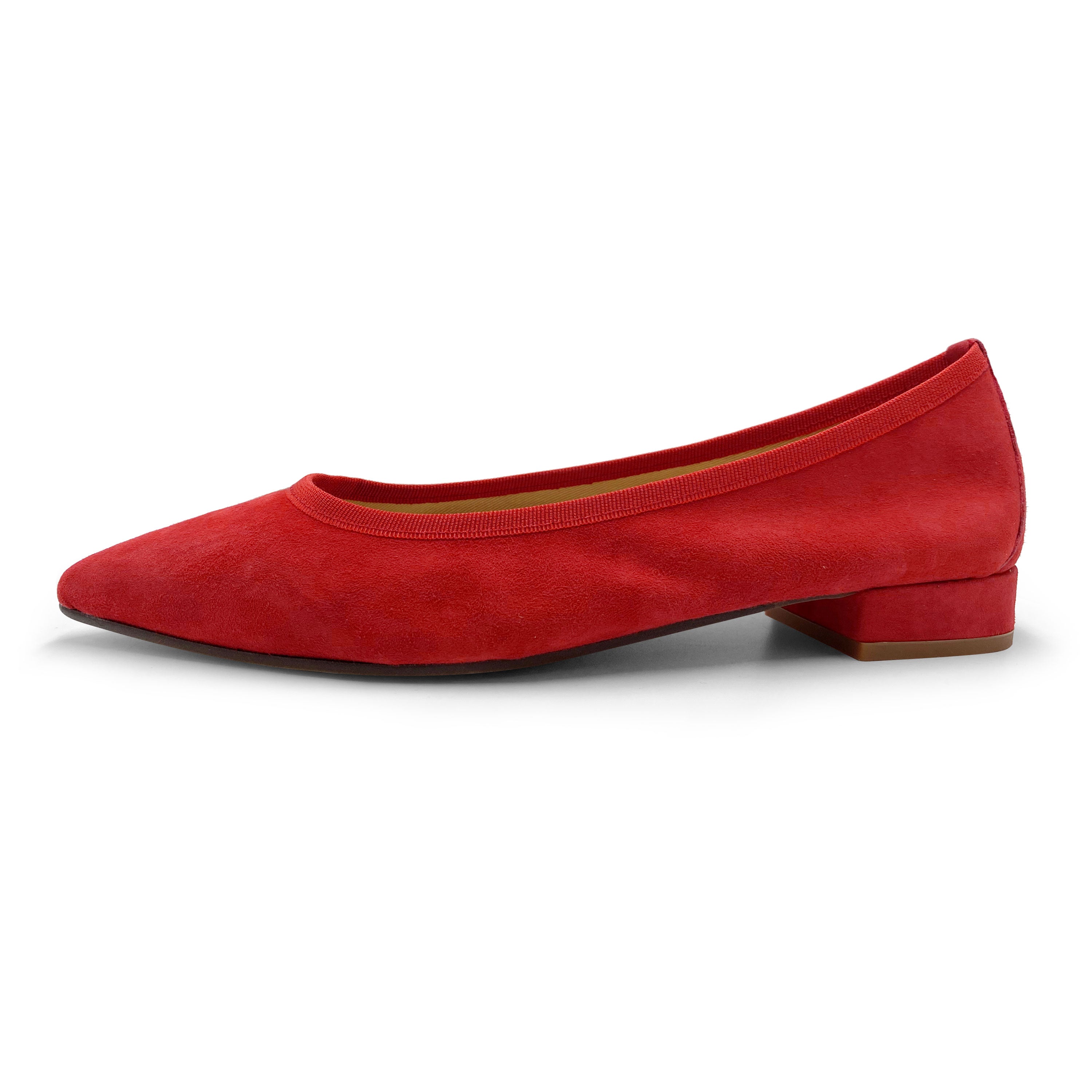 Ballerines pointues en daim rouge