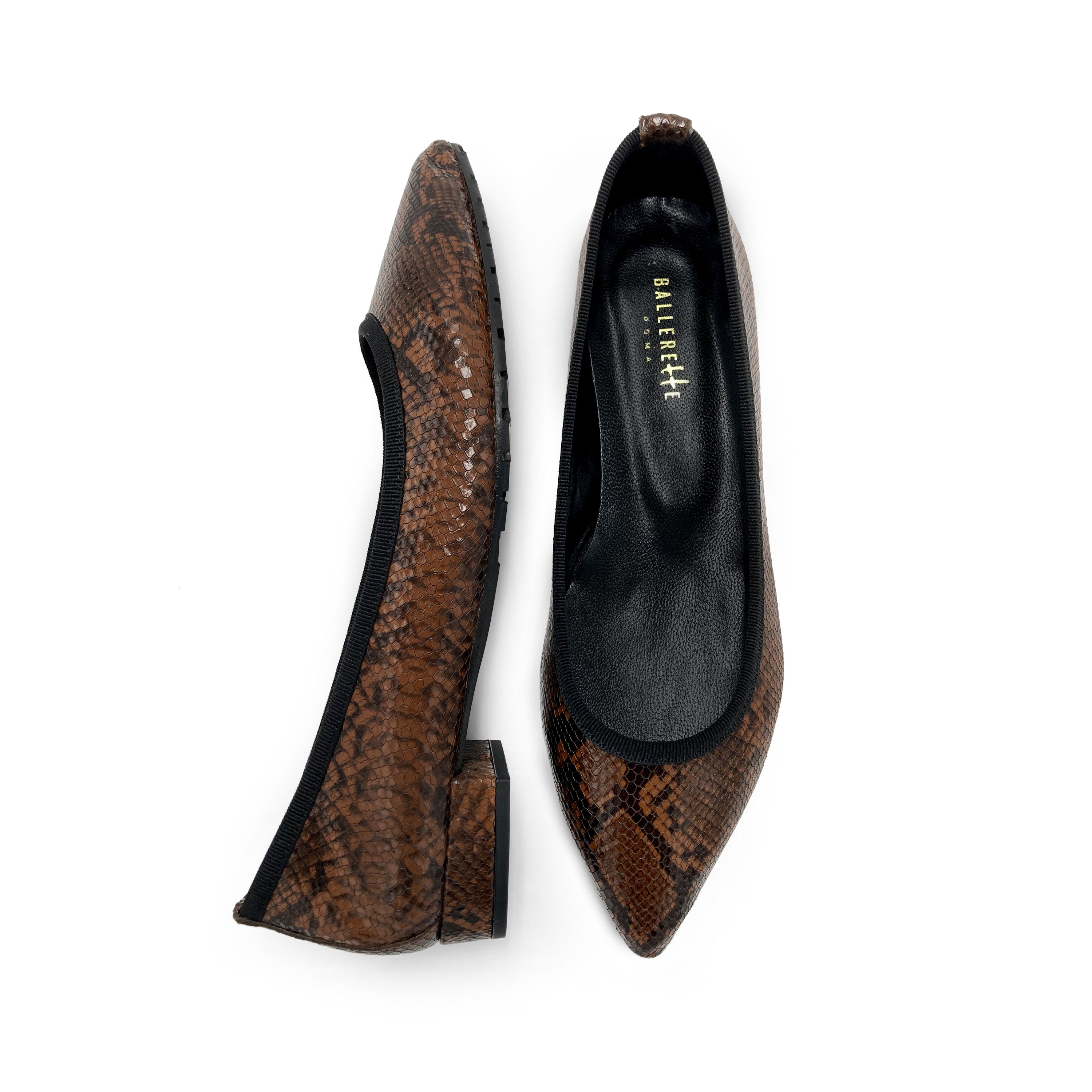 Spitze Ballerinas aus braunem Leder mit Animalier-Print