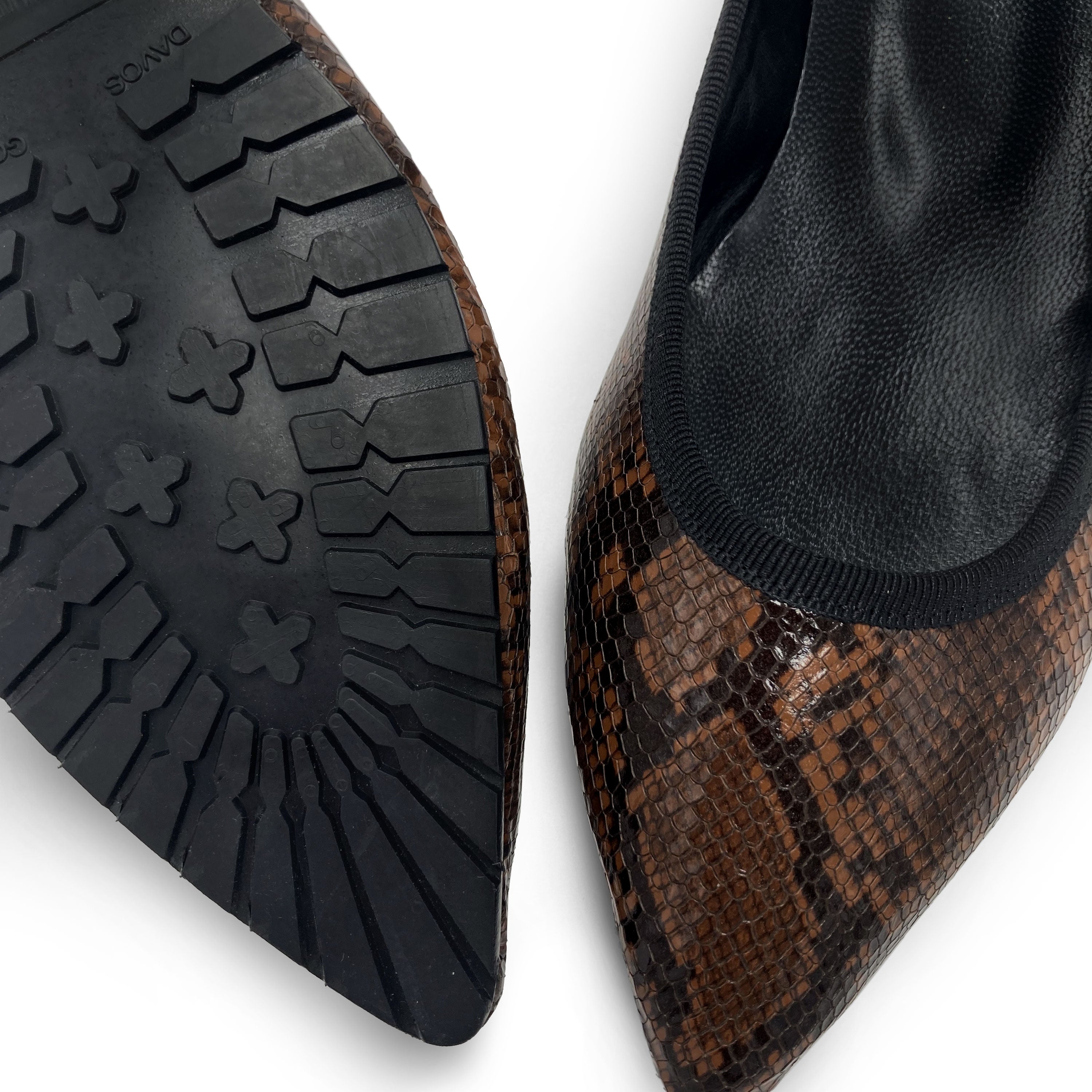 Spitze Ballerinas aus braunem Leder mit Animalier-Print