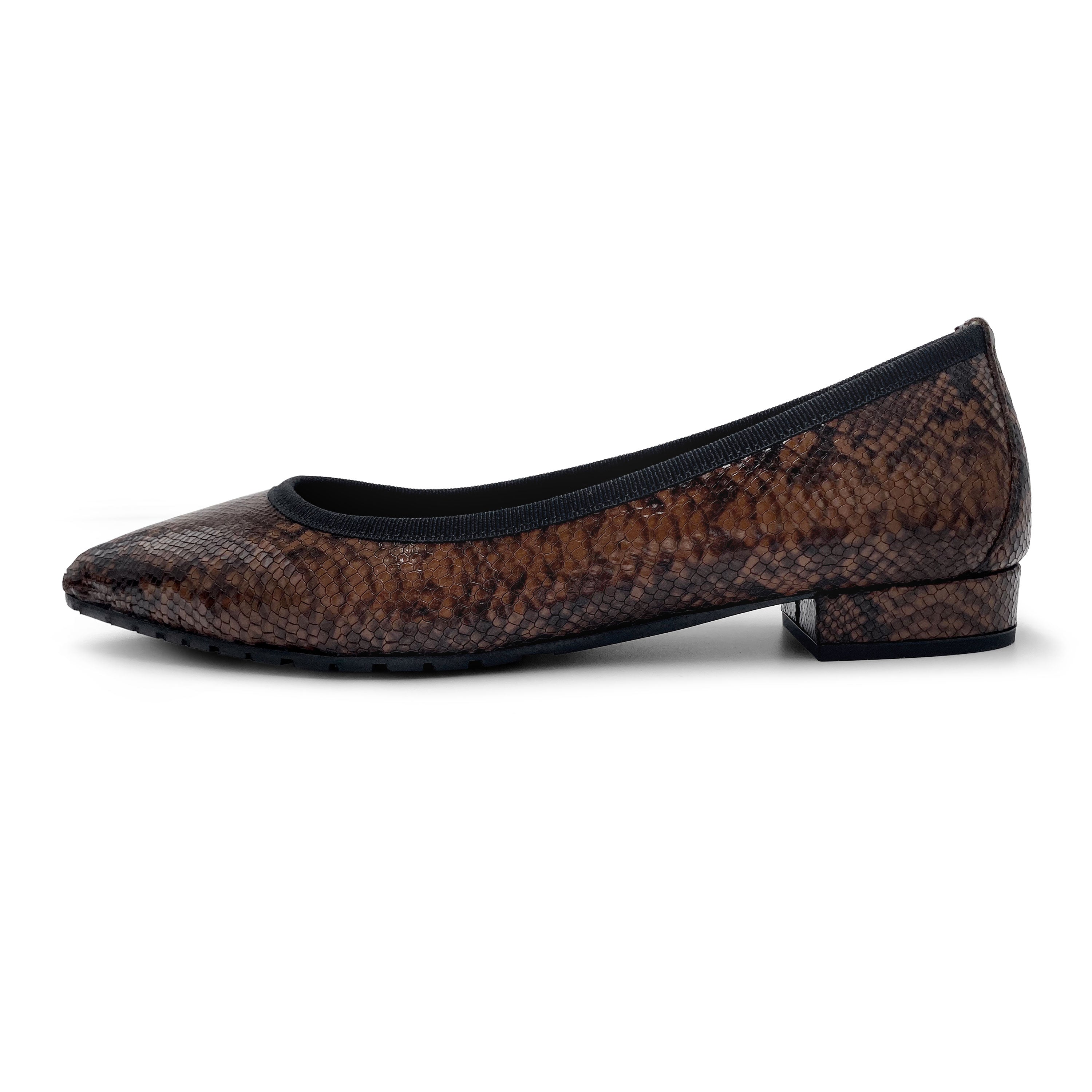 Spitze Ballerinas aus braunem Leder mit Animalier-Print