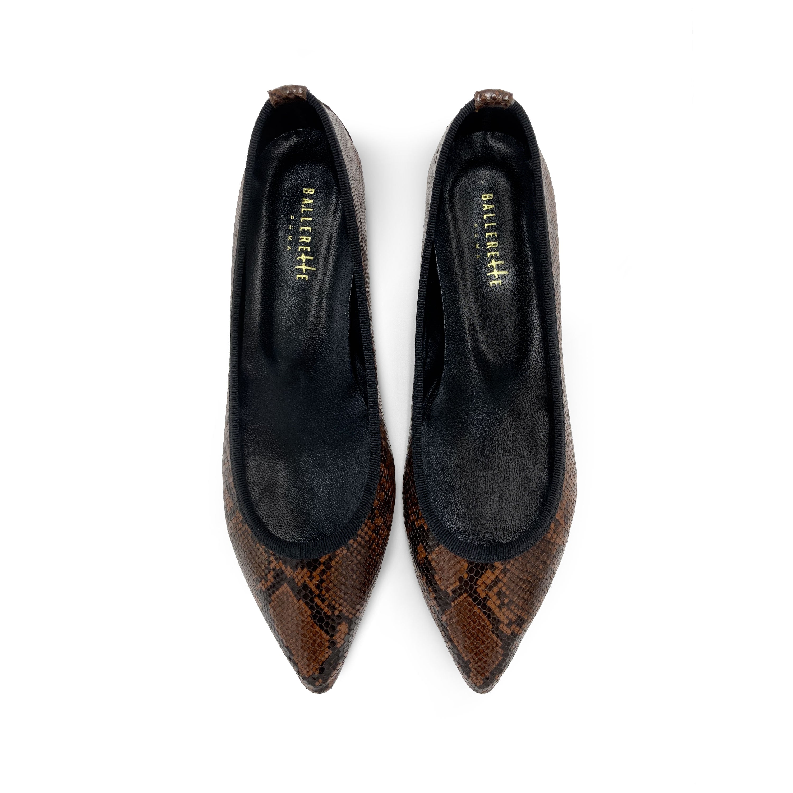 Spitze Ballerinas aus braunem Leder mit Animalier-Print