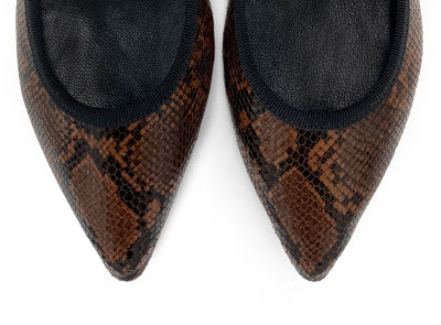 Spitze Ballerinas aus braunem Leder mit Animalier-Print