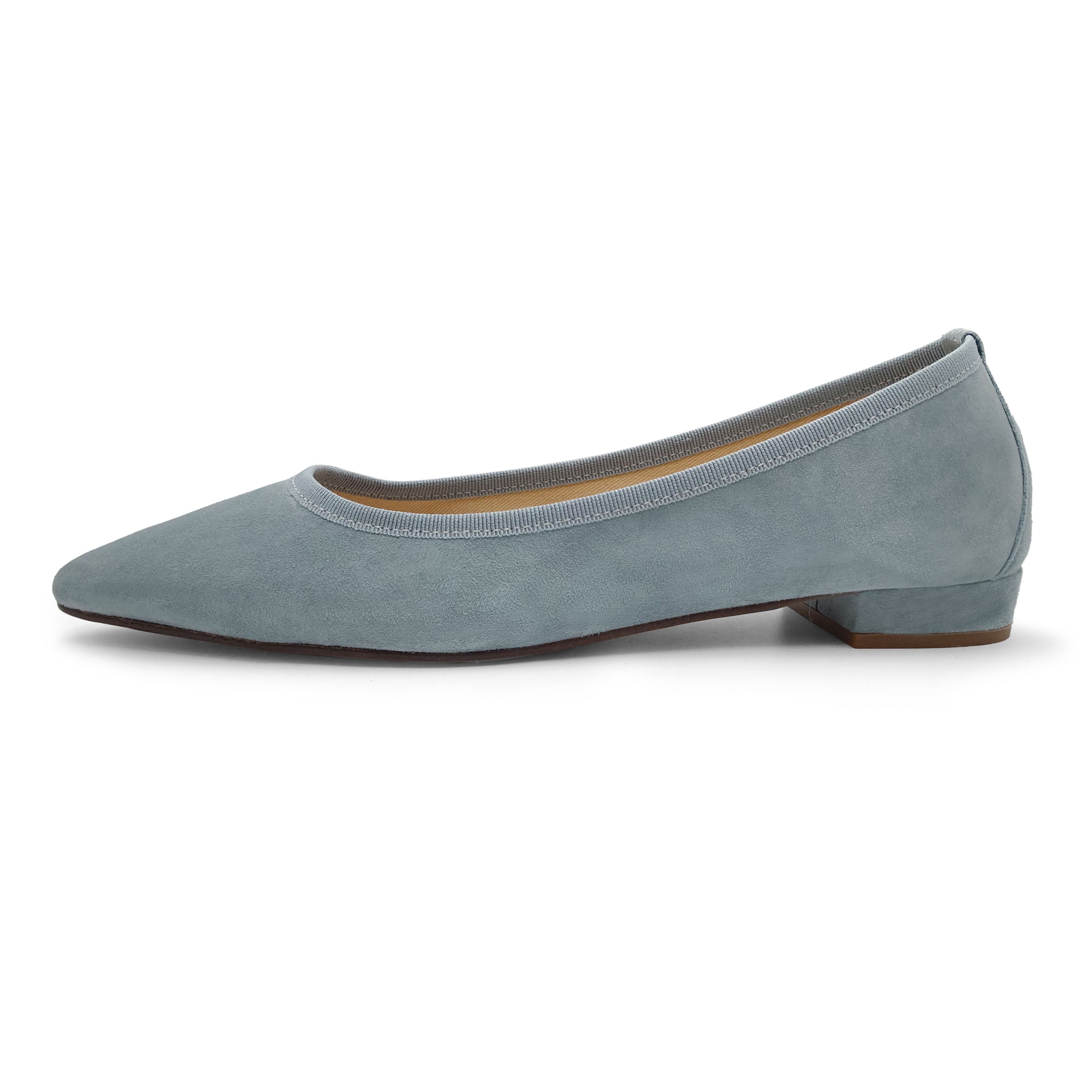 Himmelblaue Ballerinas aus Wildleder mit spitzer Spitze