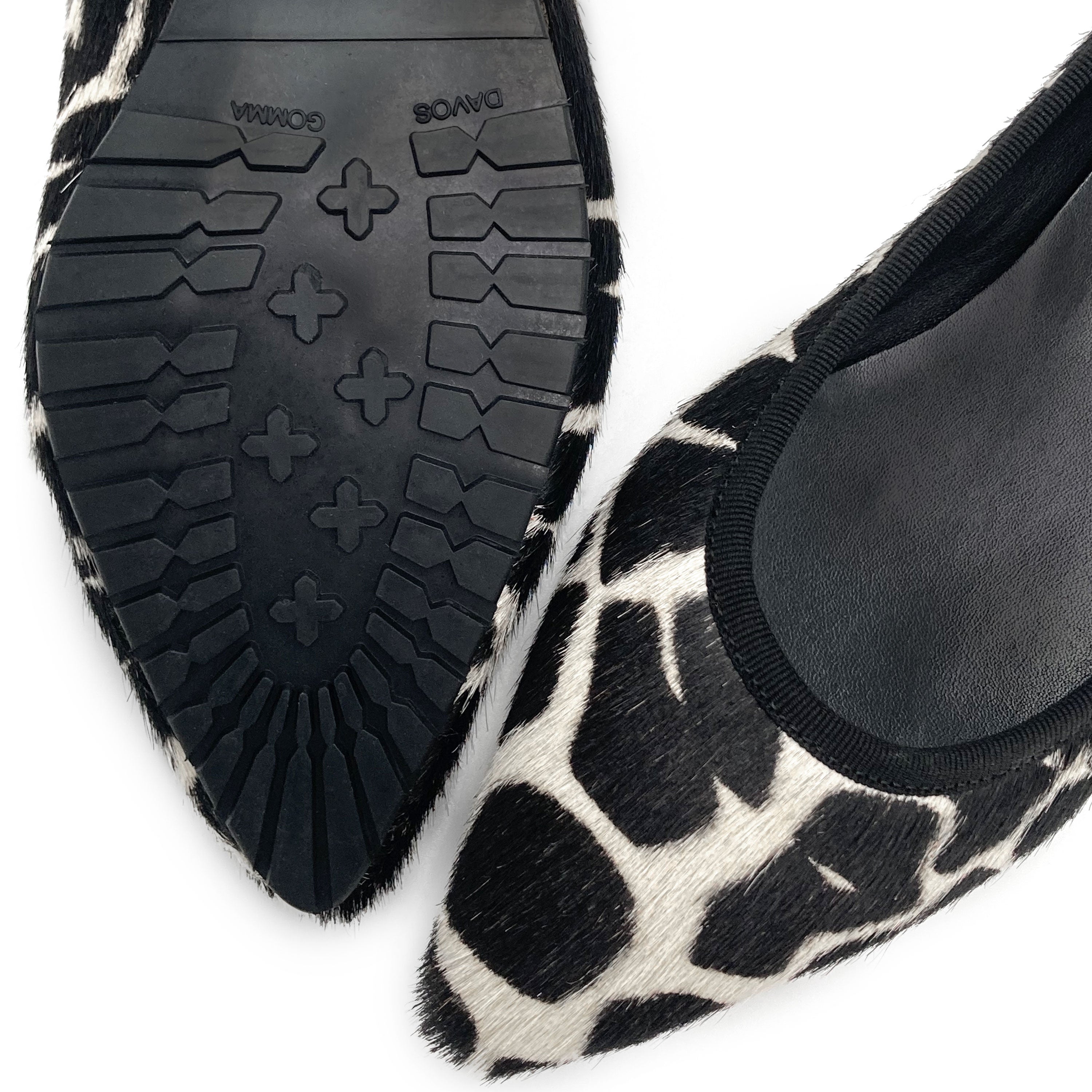 Spitze Ballerinas aus schwarz-weiß geflecktem Ponyfell