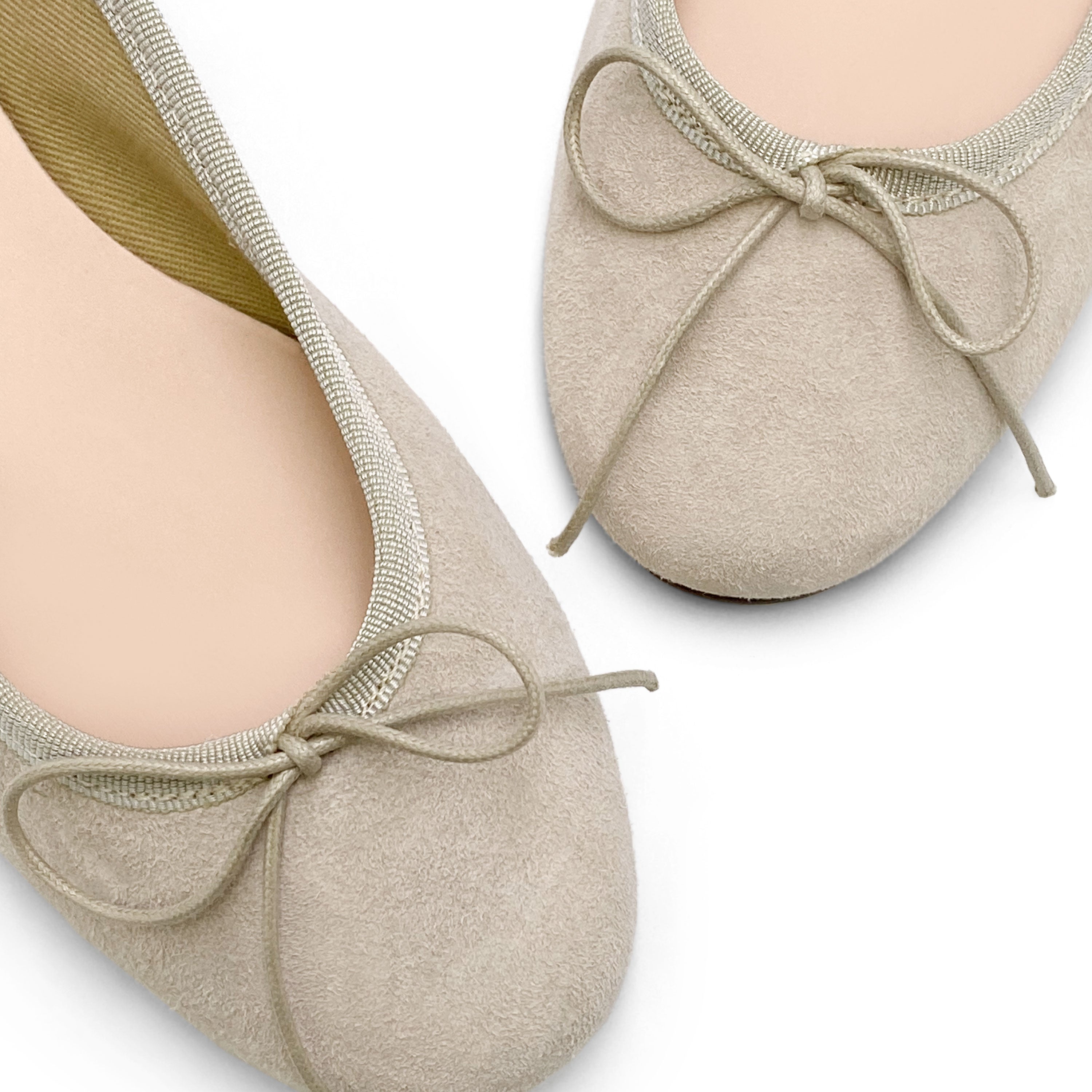 Beigefarbene Ballerinas aus Wildleder