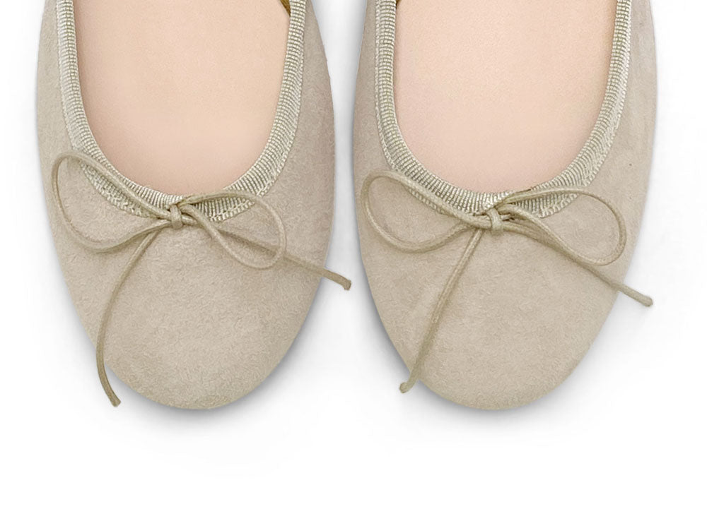 Beigefarbene Ballerinas aus Wildleder